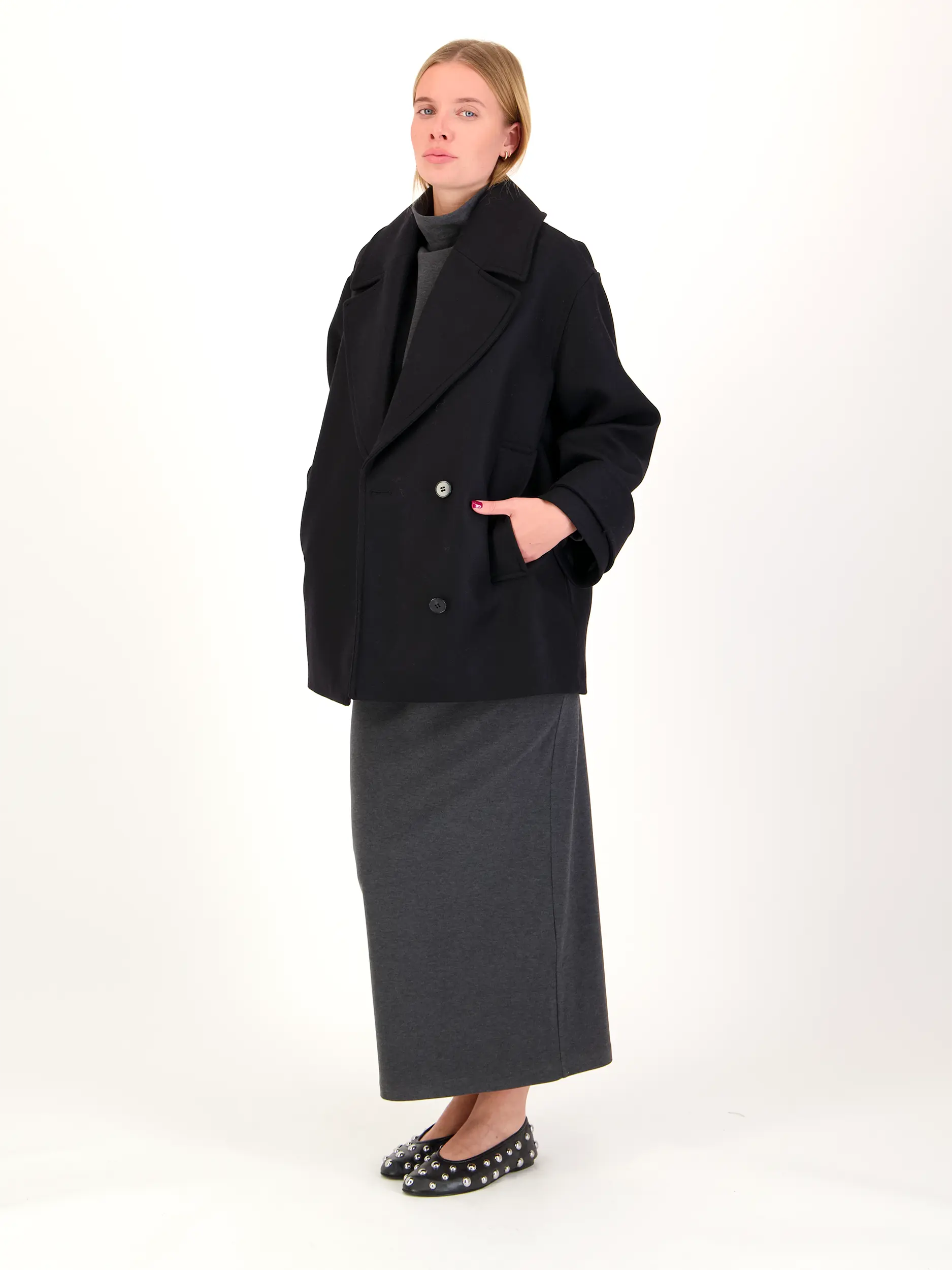 Cabanjacke aus Wolle - Artikel Teil eines Outfits getragen von einem Modell - Farbe: Schwarz