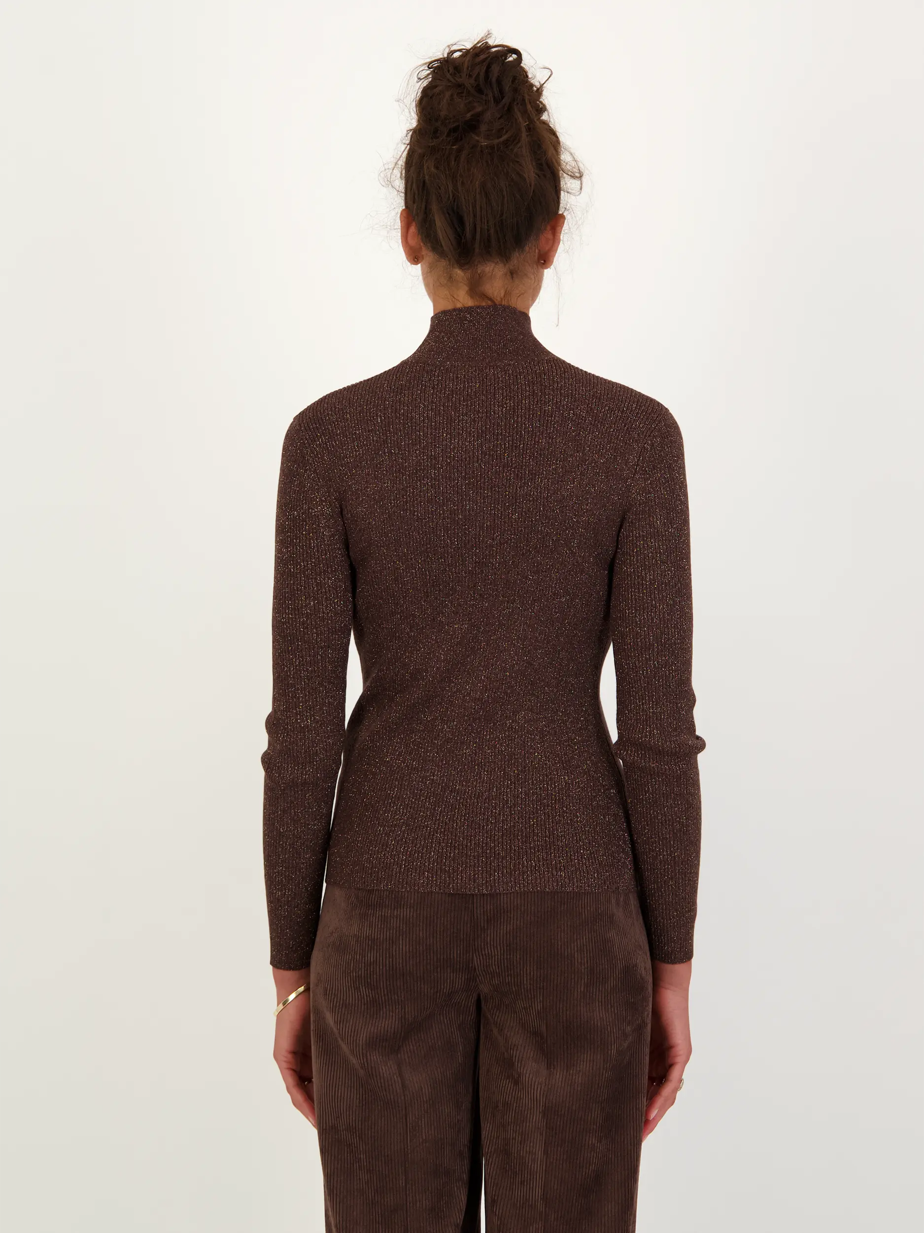 Langarmshirt - Artikel Rückseite getragen von einem Modell - Farbe: Braun