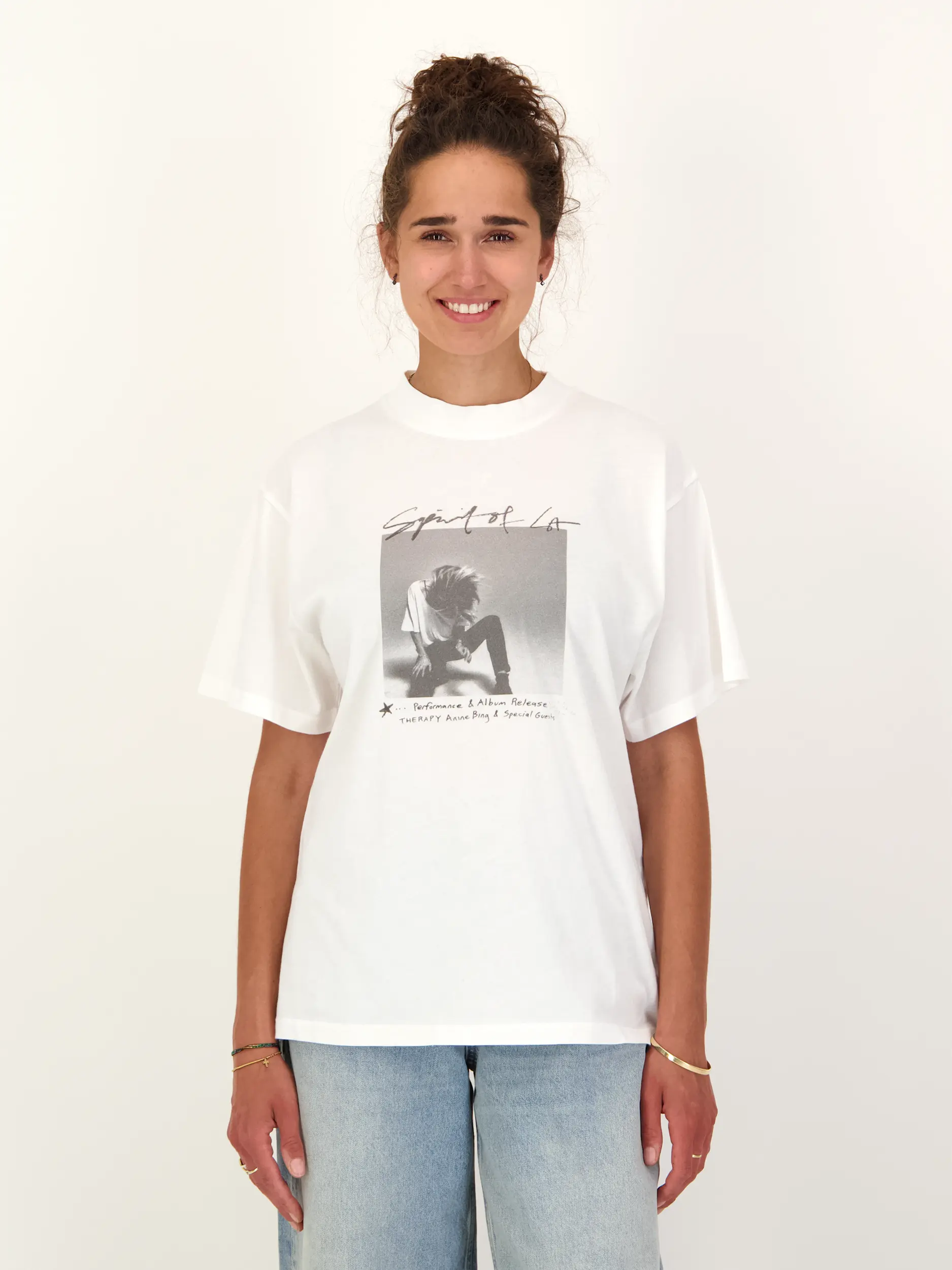 T-Shirt 'Ashton Tee Spirit' mit Print - Artikel Vorderseite getragen von einem Modell