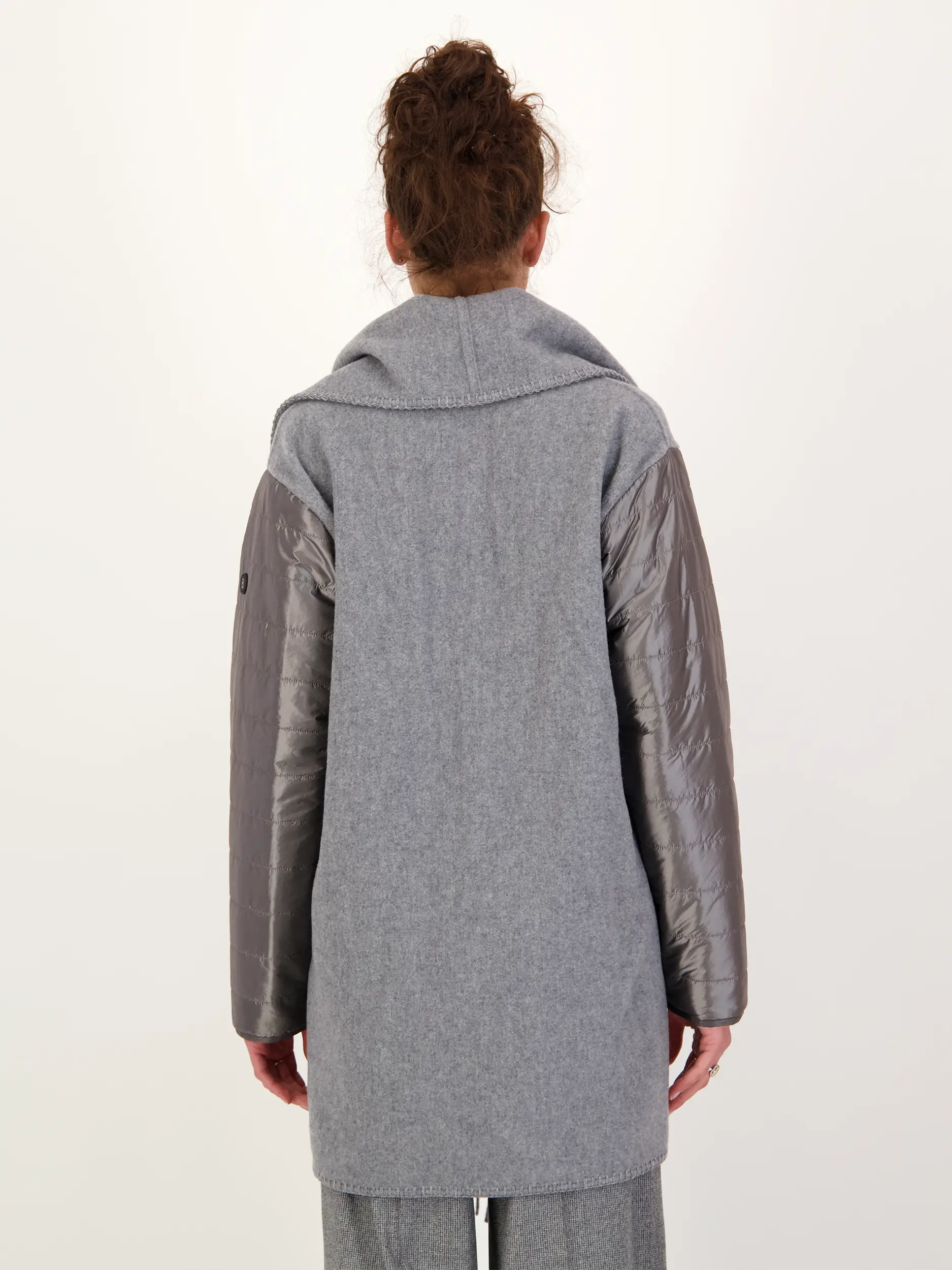 Poncho 'North' - Artikel Rückseite getragen von einem Modell - Farbe: Grau