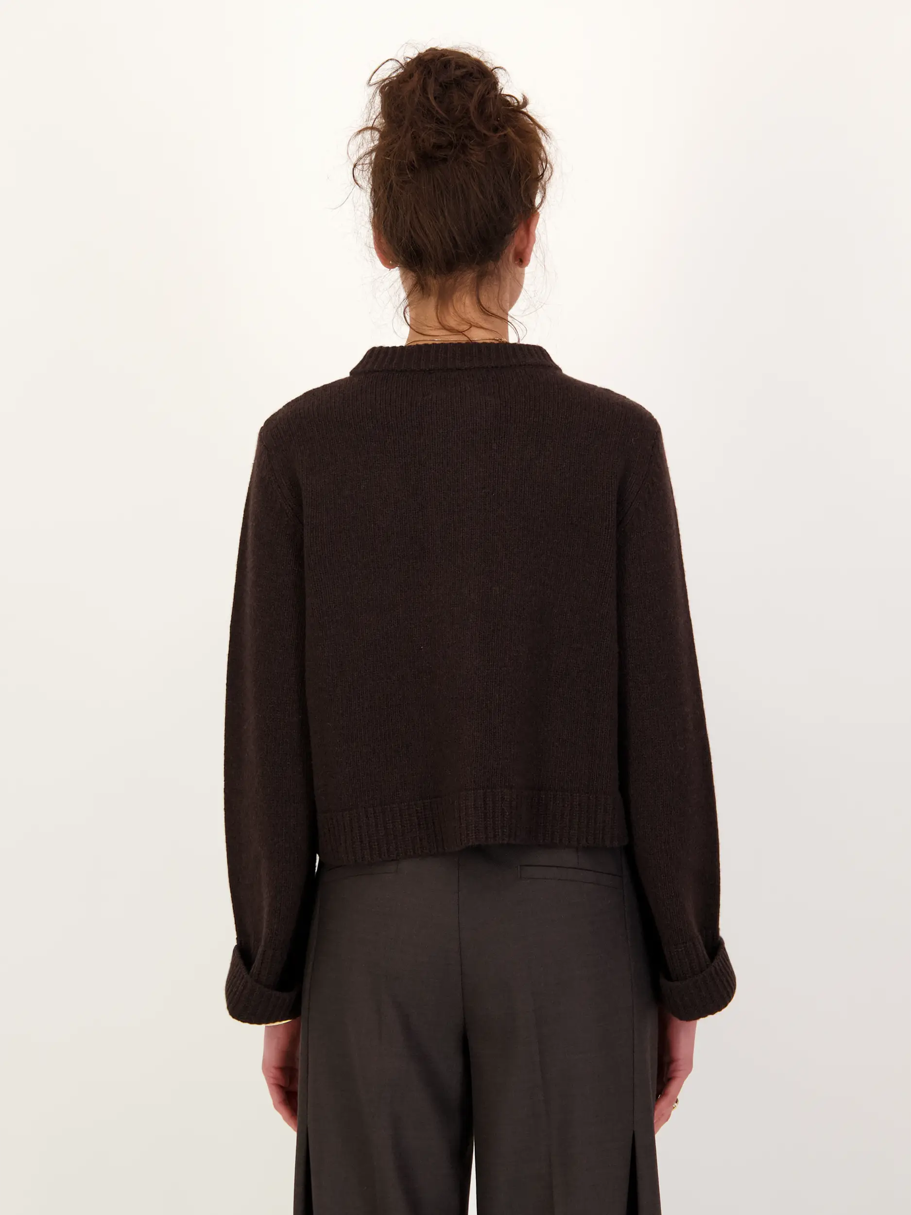 Strickjacke 'Lilly' aus Wolle - Artikel Rückseite getragen von einem Modell - Farbe: Braun