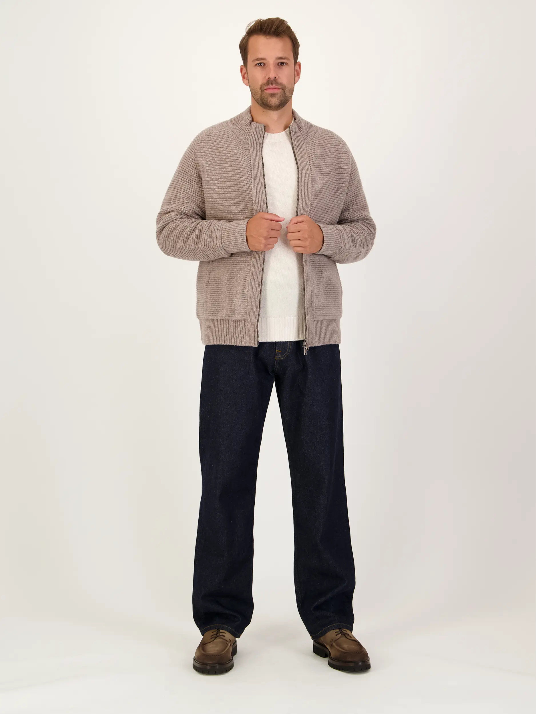 Gefütterte Strickjacke  - Artikel Teil eines Outfits getragen von einem Modell - Farbe: Braun