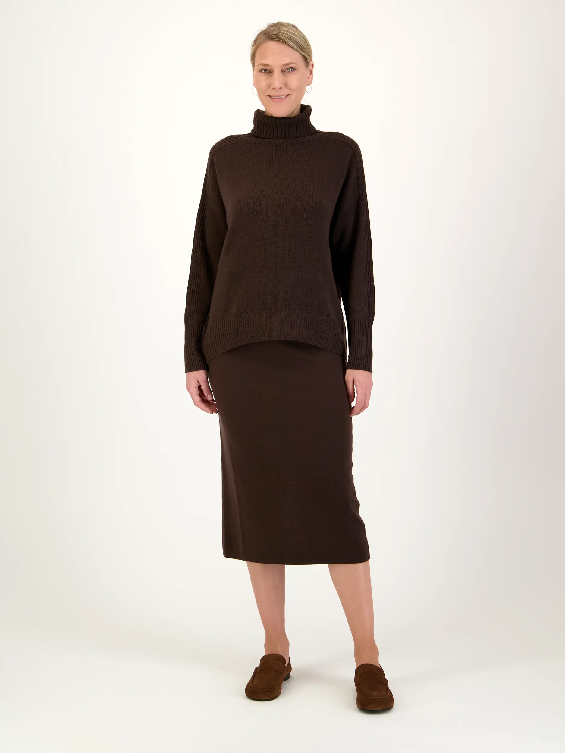 Midi Wollrock - Artikel Teil eines Outfits getragen von einem Modell - Farbe: Braun