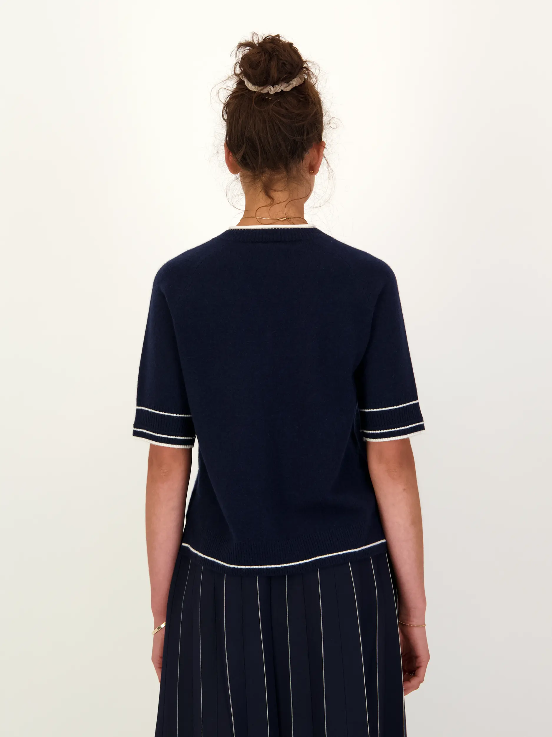 Pullover 'Chiri' aus Wolle 3/4-Arm - Artikel Rückseite getragen von einem Modell - Farbe: Blau