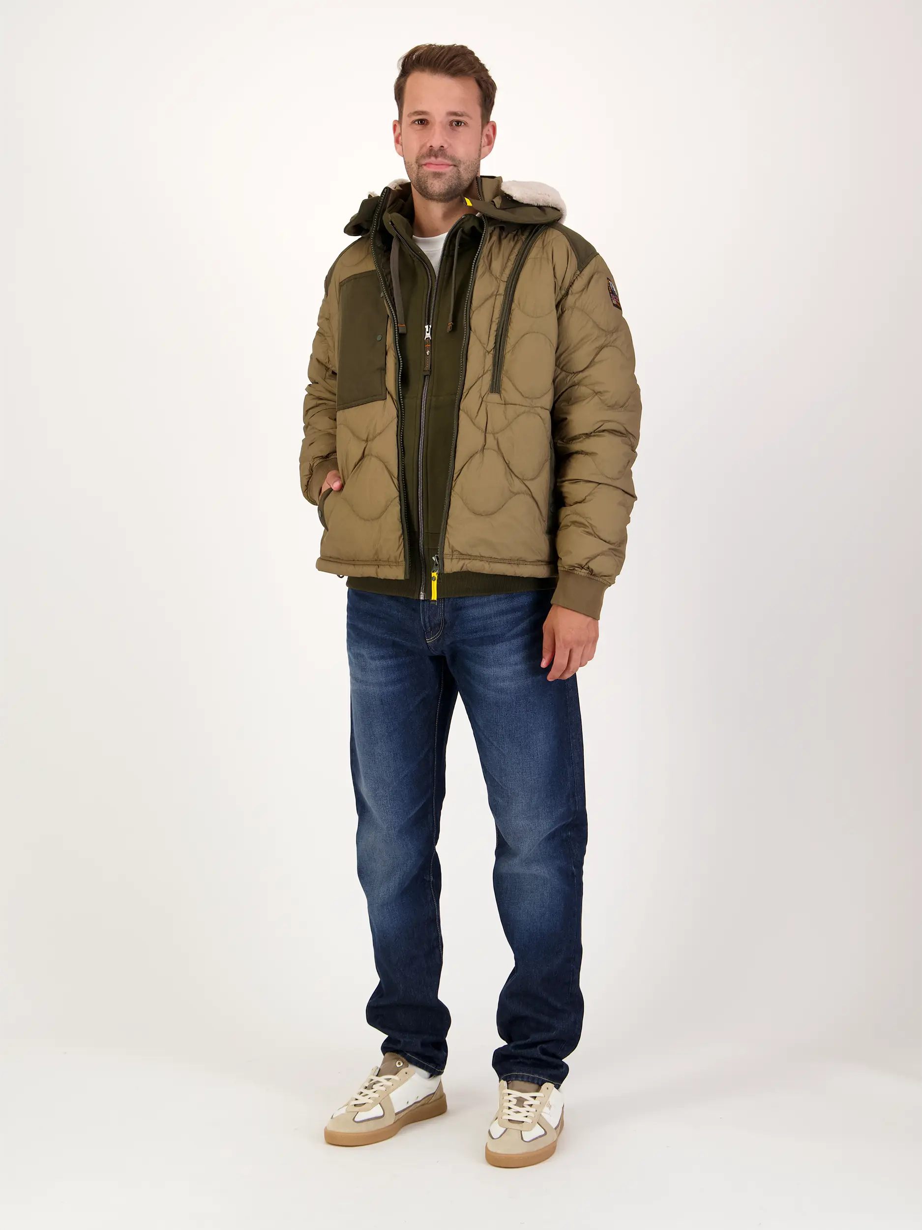 Sweatjacke 'Charlie' - Artikel Teil eines Outfits getragen von einem Modell - Farbe: Grün