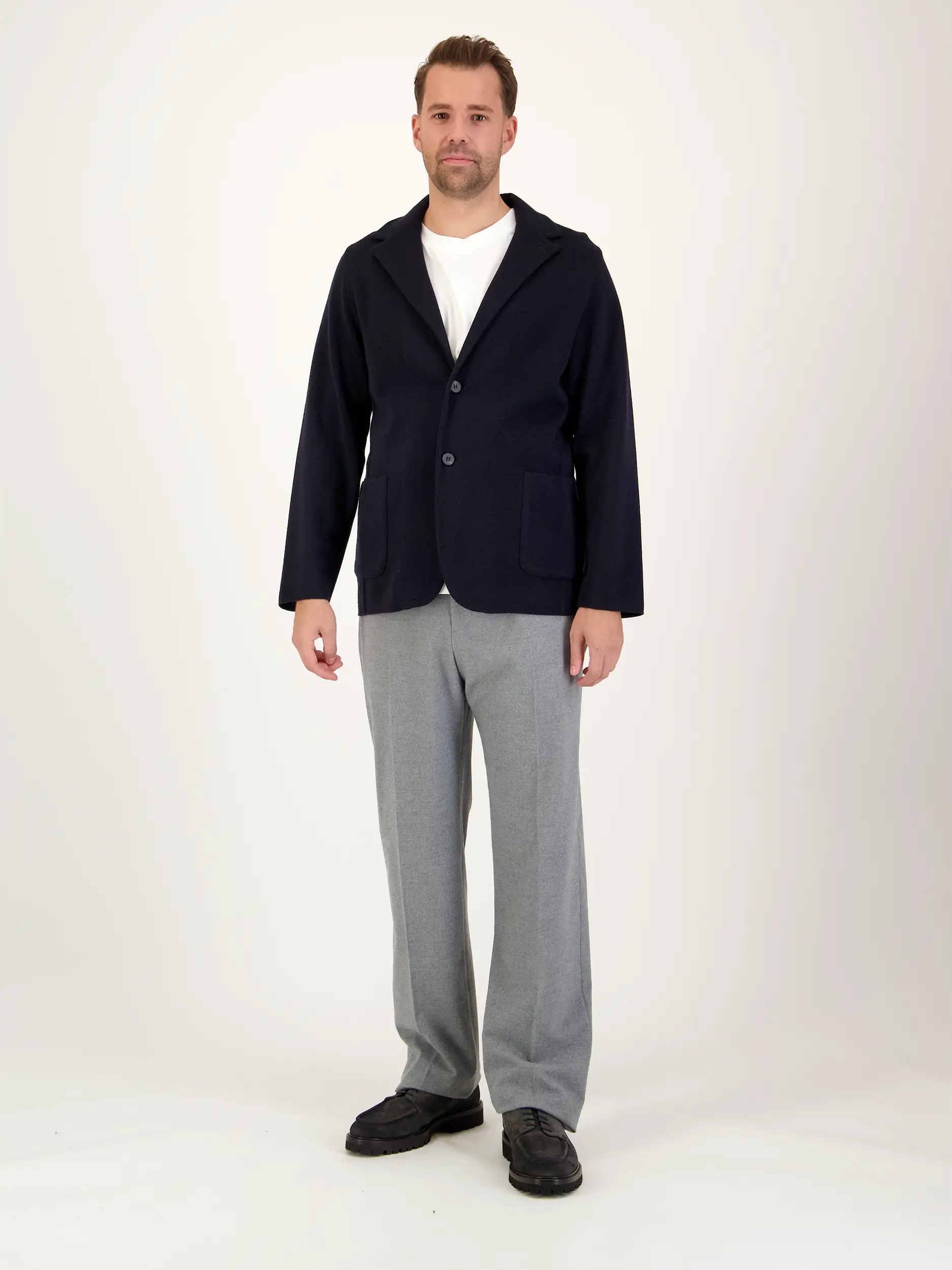 Stricksakko aus Wolle - Artikel Teil eines Outfits getragen von einem Modell - Farbe: Blau