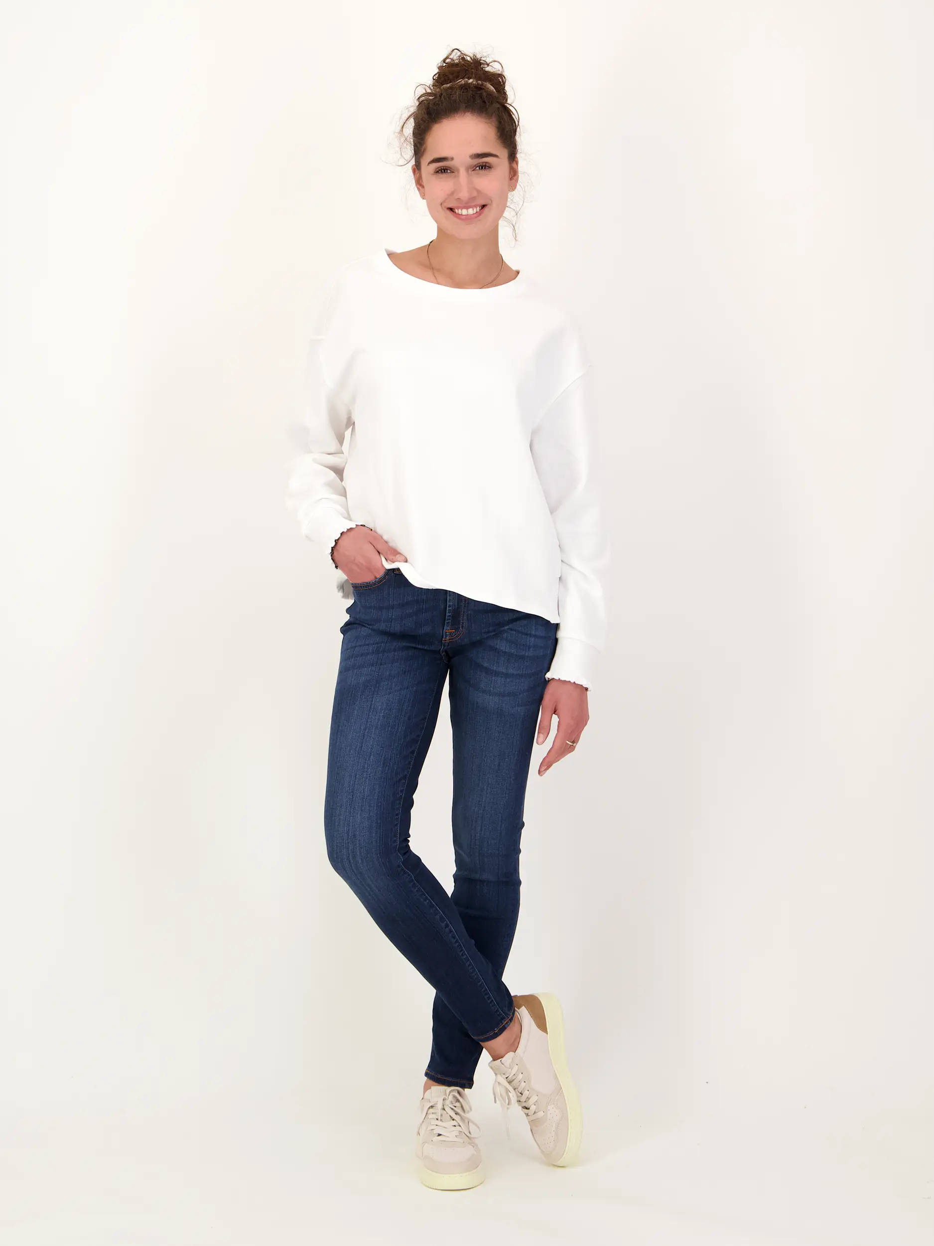 Sweatshirt  - Artikel Teil eines Outfits getragen von einem Modell - Farbe: Creme