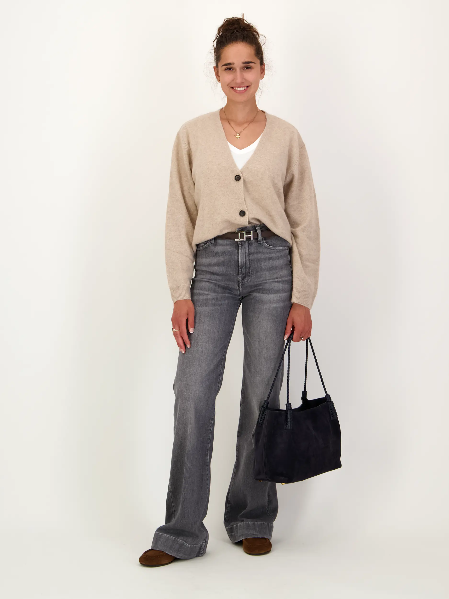 Strickjacke aus Kaschmir langarm - Artikel Teil eines Outfits getragen von einem Modell - Farbe: Beige