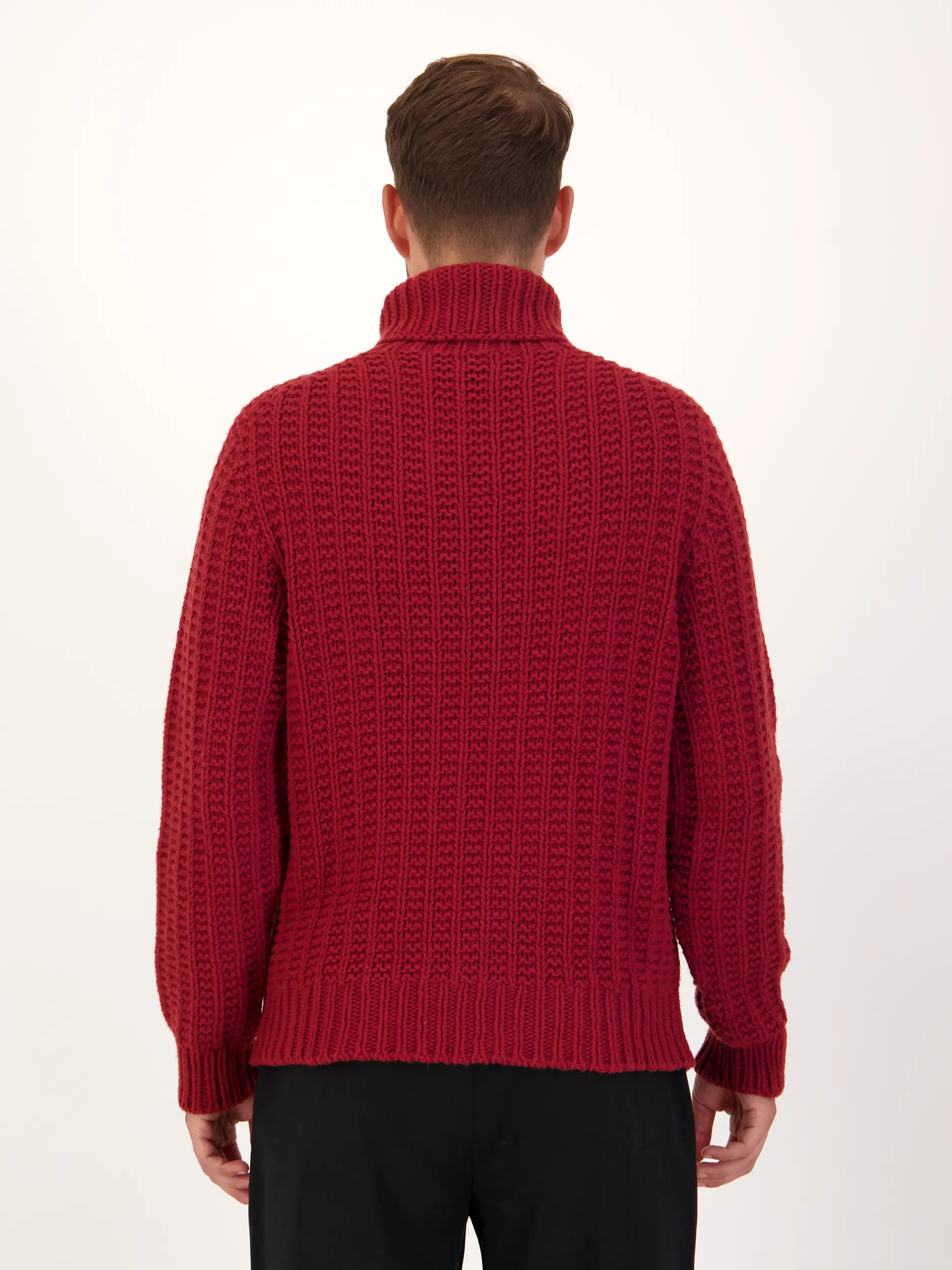 Rollkragenpullover 'Finar' aus Woll-Mix langarm - Artikel Rückseite getragen von einem Modell - Farbe: Rot