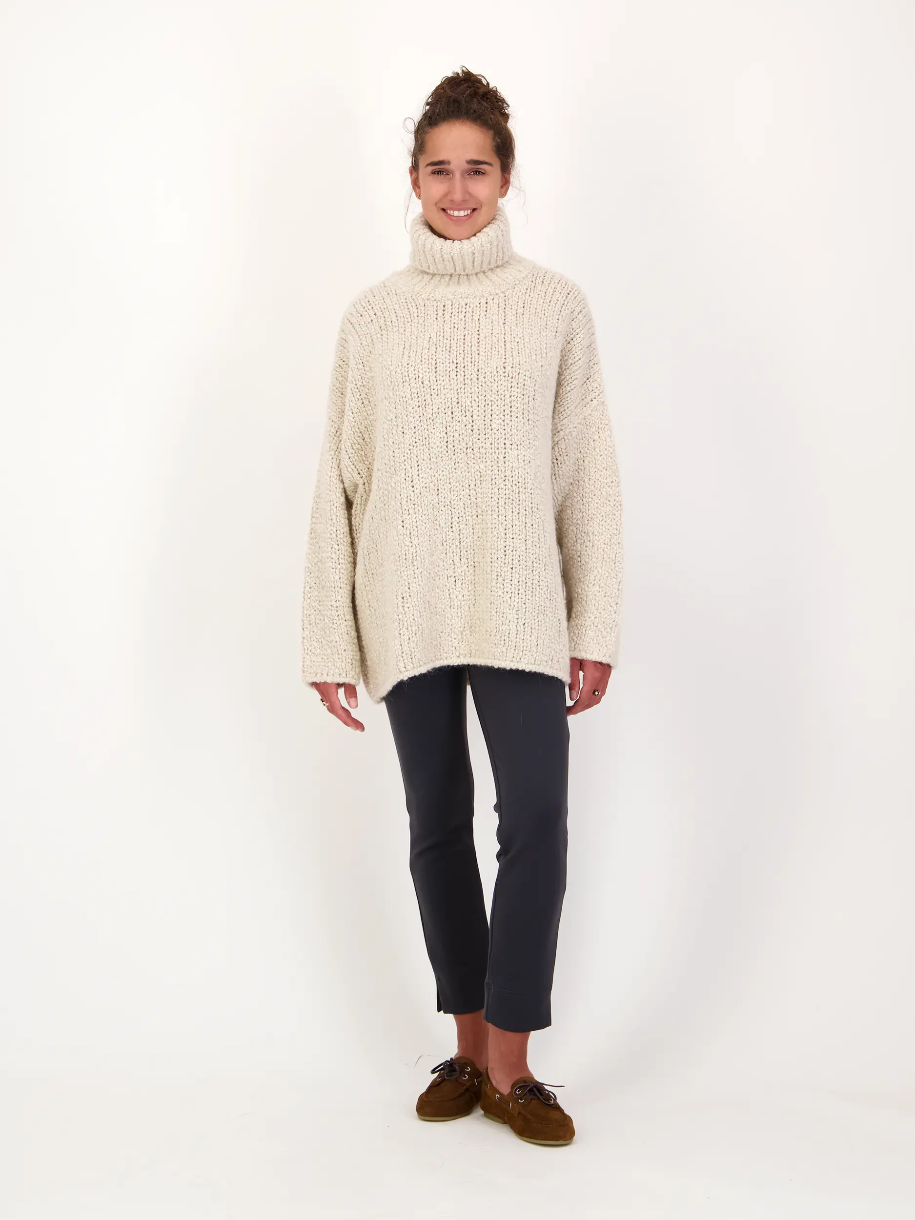 Hose 'Sabrina' - Artikel Teil eines Outfits getragen von einem Modell - Farbe: Grau