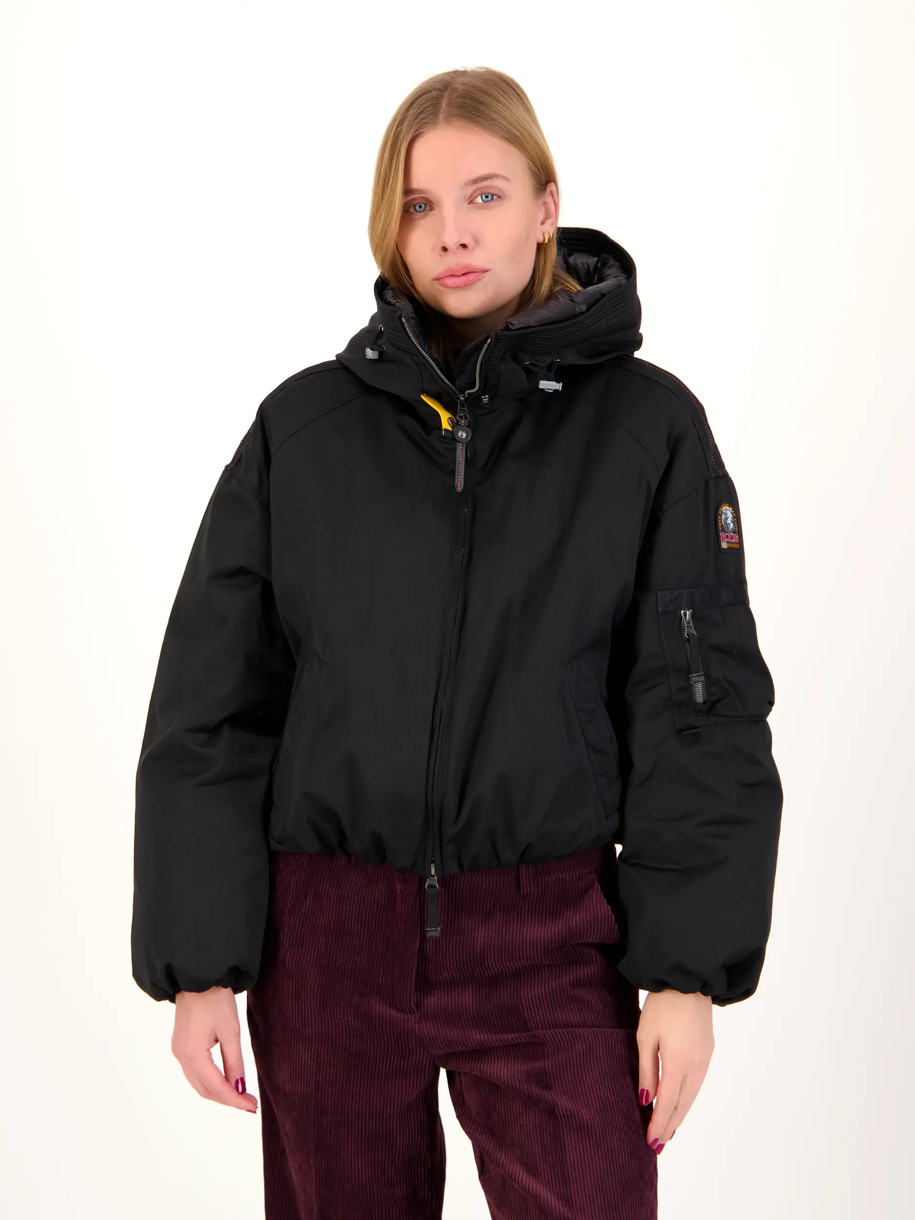 Wasserabweisende Jacke 'Naadz' - Artikel Vorderseite getragen von einem Modell - Farbe: Schwarz