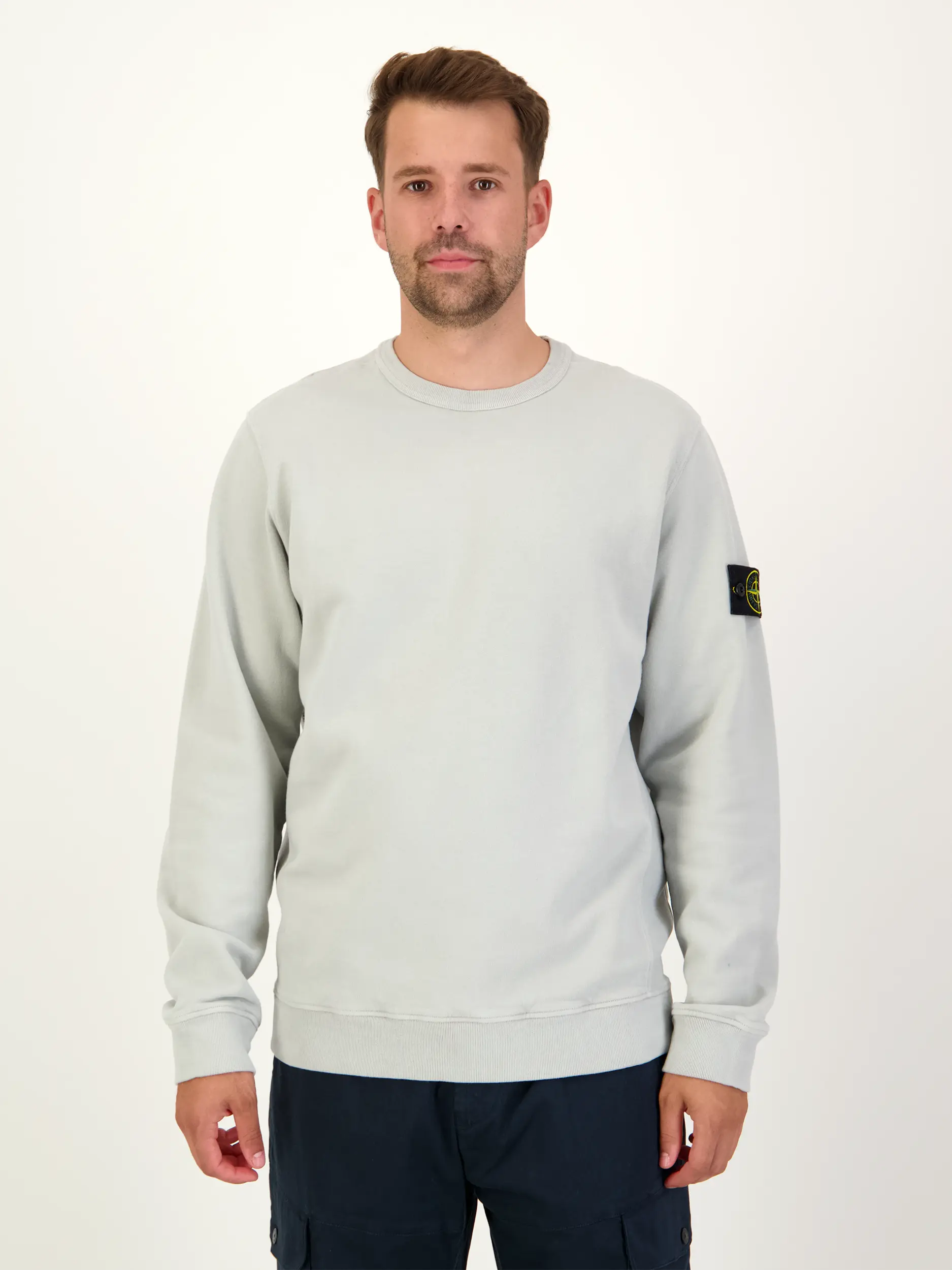 Sweatshirt - Artikel Vorderseite getragen von einem Modell
