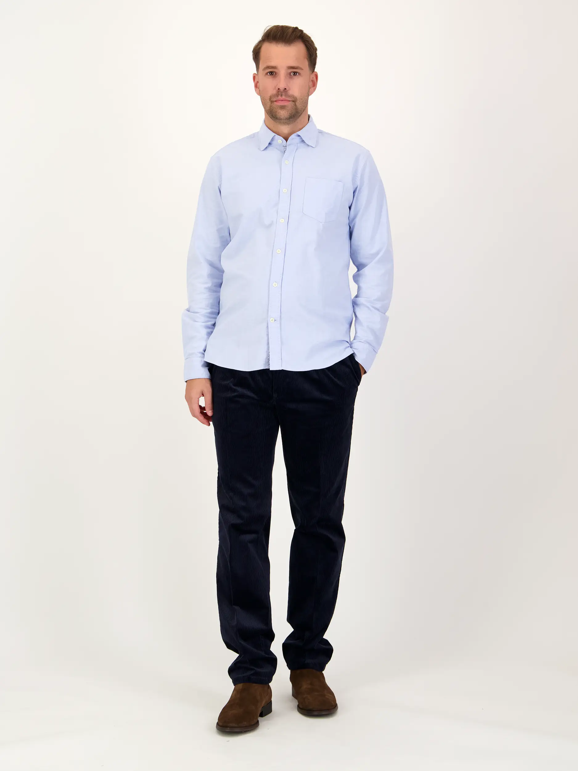 Cordhose - Artikel Teil eines Outfits getragen von einem Modell - Farbe: Blau