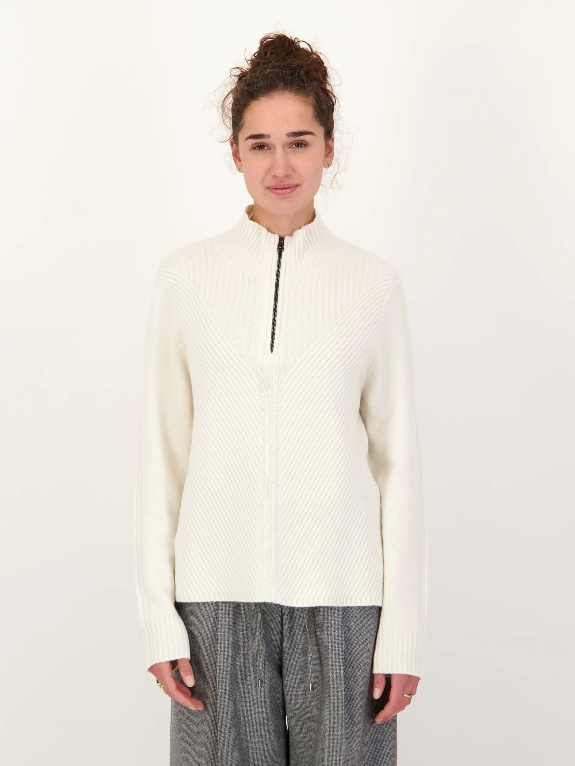 Pullover 'Shannon' aus Kaschmir - Artikel Vorderseite getragen von einem Modell - Farbe: Creme