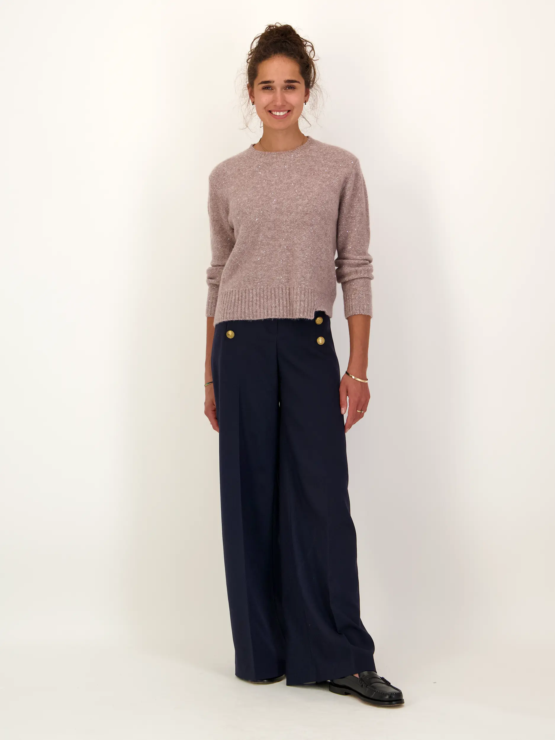 Bundfaltenhose 'Bridget' - Artikel Teil eines Outfits getragen von einem Modell