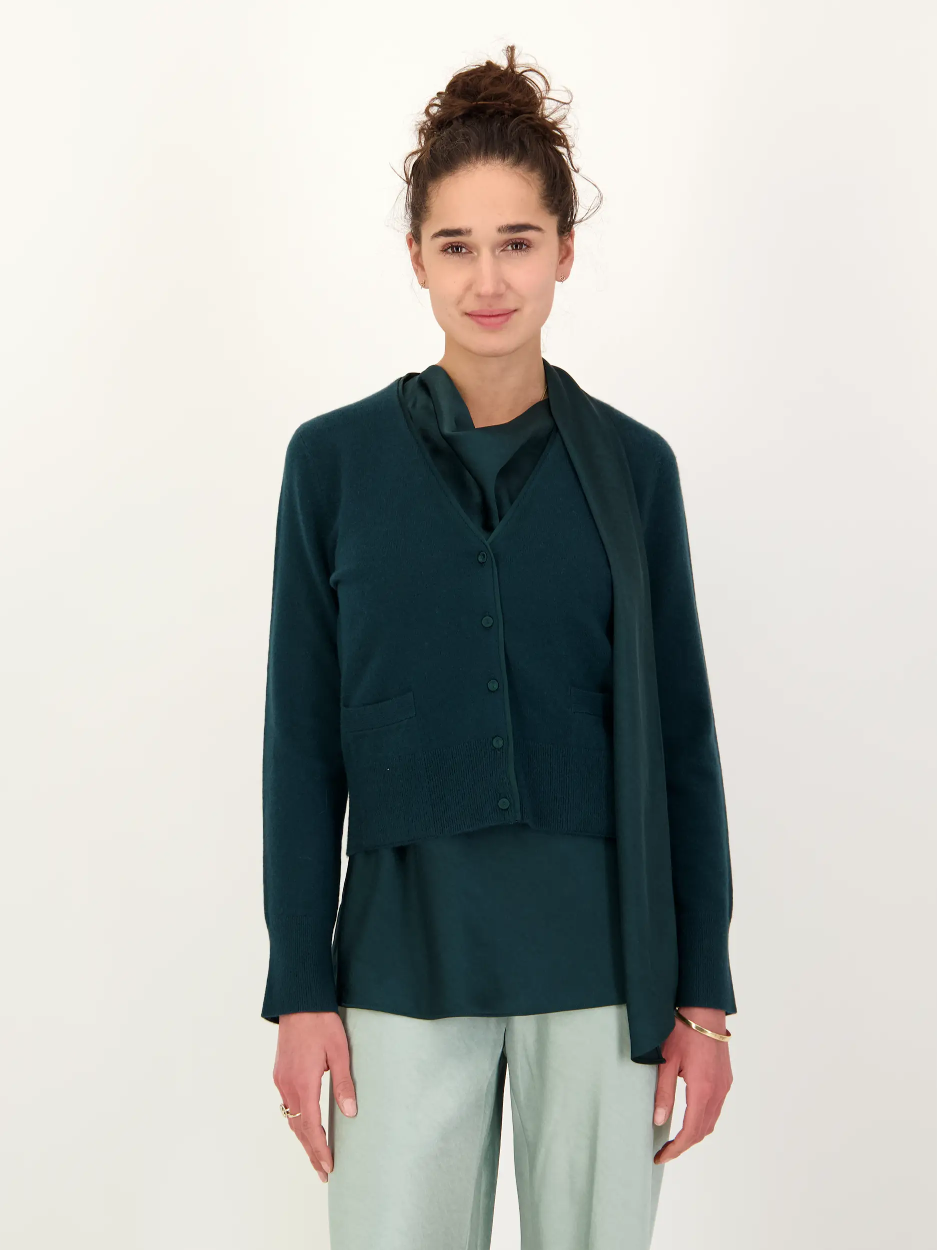 Strickjacke langarm - Artikel Vorderseite getragen von einem Modell - Farbe: Grün