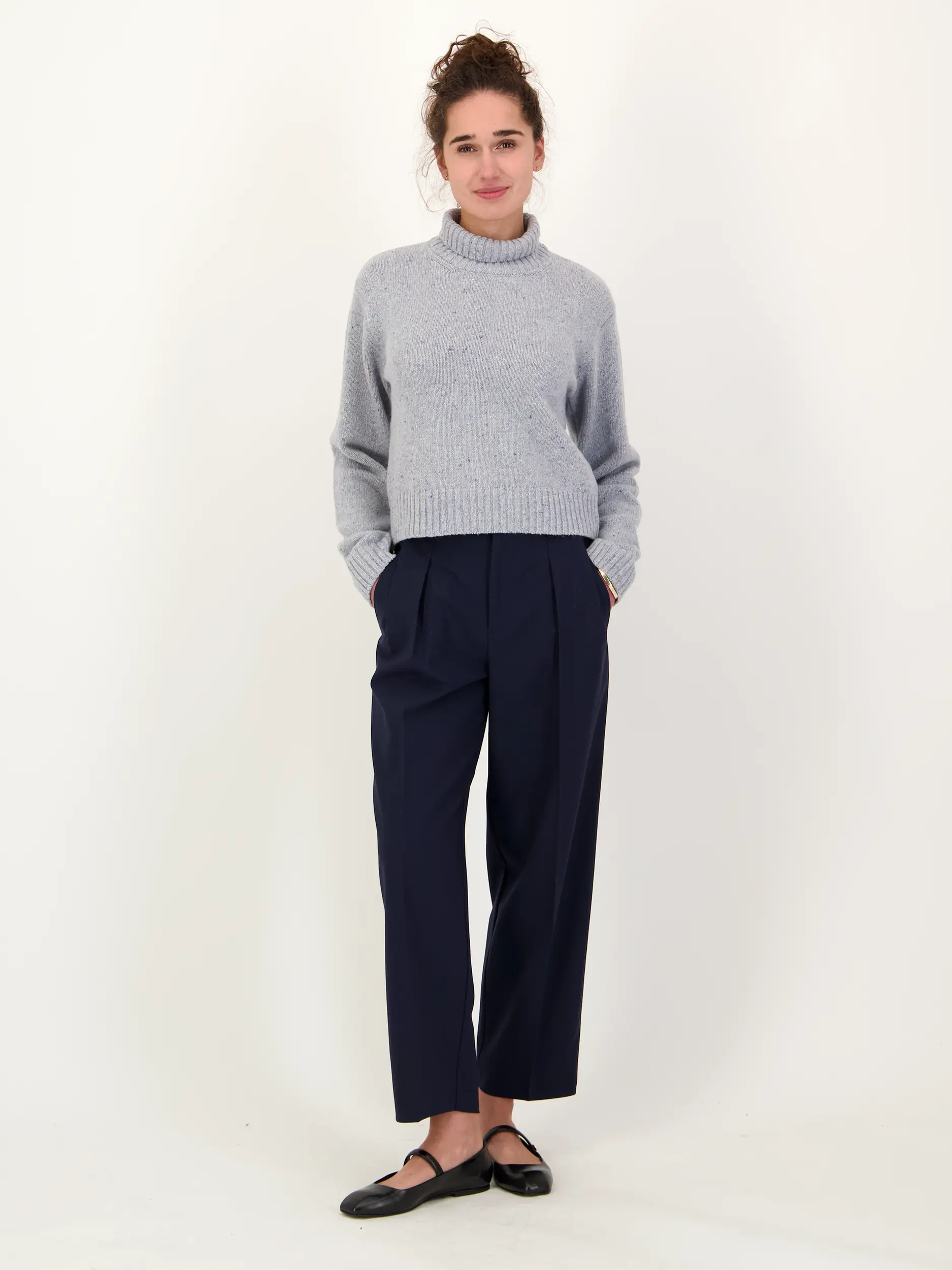 Rollkragenpullover 'Salois' - Artikel Teil eines Outfits getragen von einem Modell - Farbe: Blau