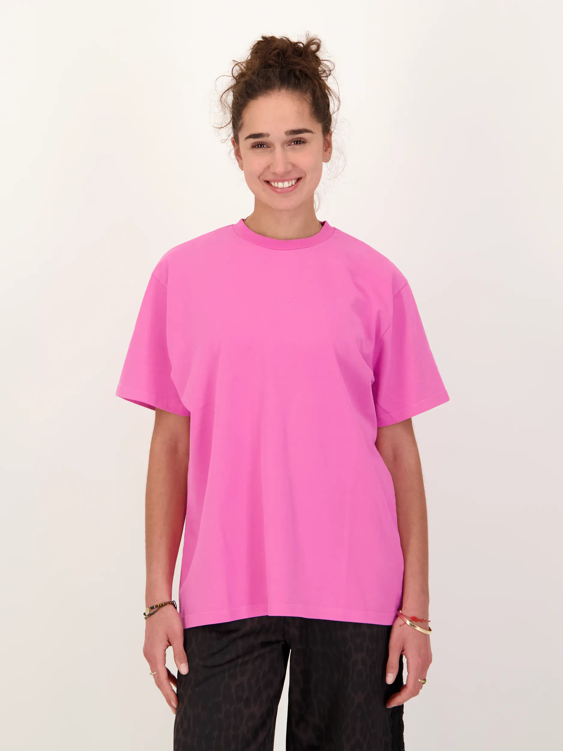 T-Shirt 'Nostalgia Heart' - Artikel Vorderseite getragen von einem Modell - Farbe: Rosa&Pink