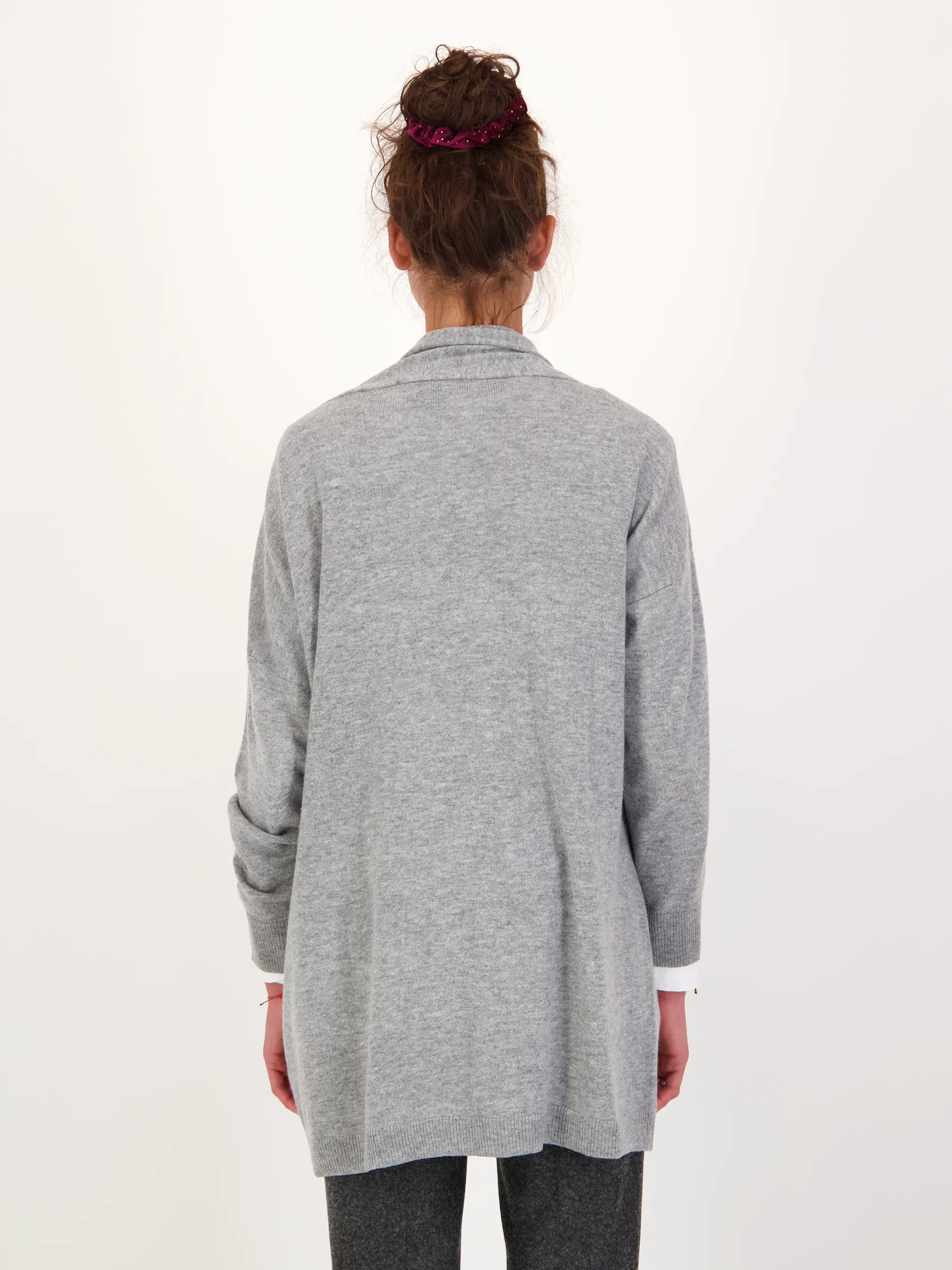Strickjacke aus Wolle - Artikel Rückseite getragen von einem Modell - Farbe: Grau