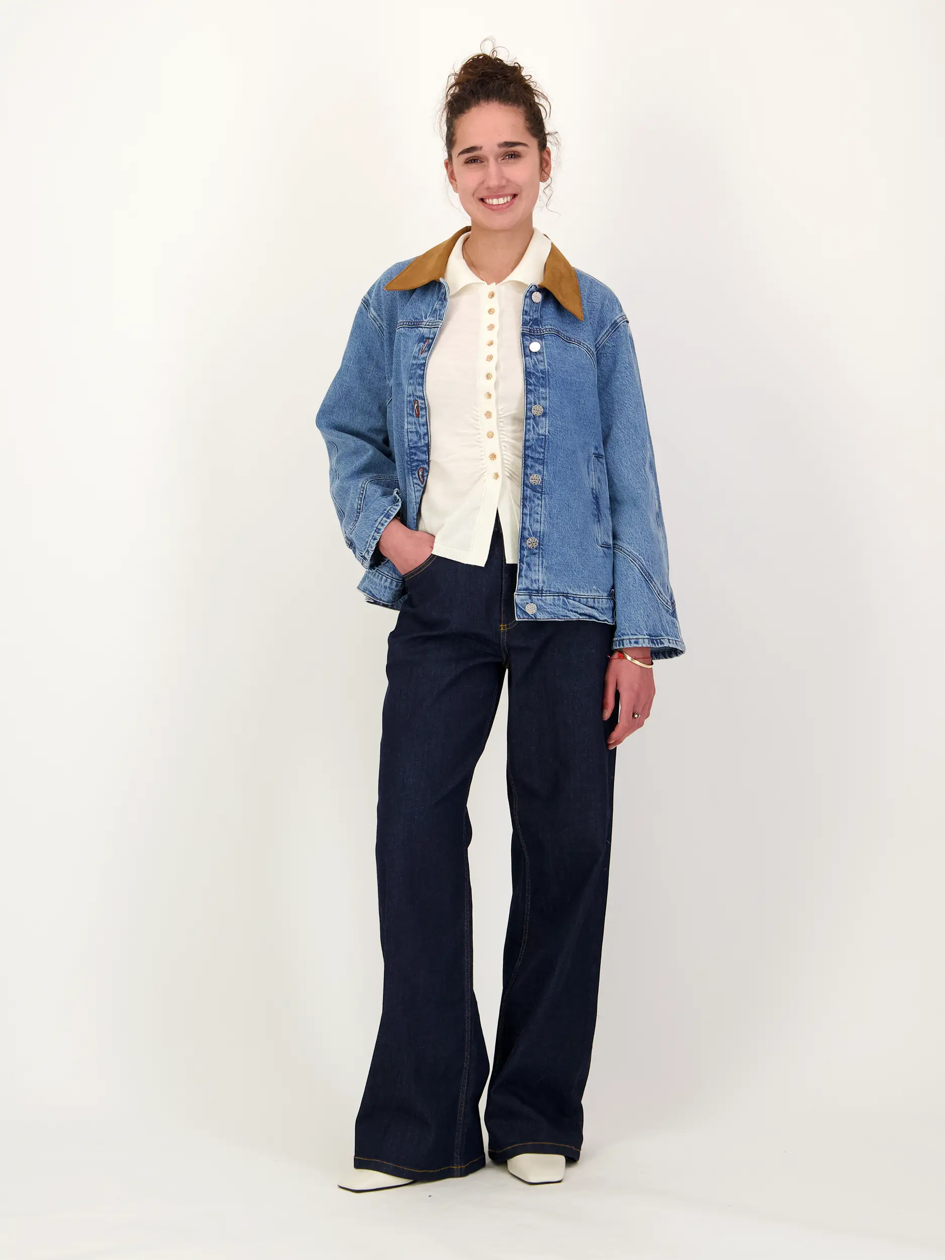 High Rise Wide Leg Jeans - Artikel Teil eines Outfits getragen von einem Modell - Farbe: Blau