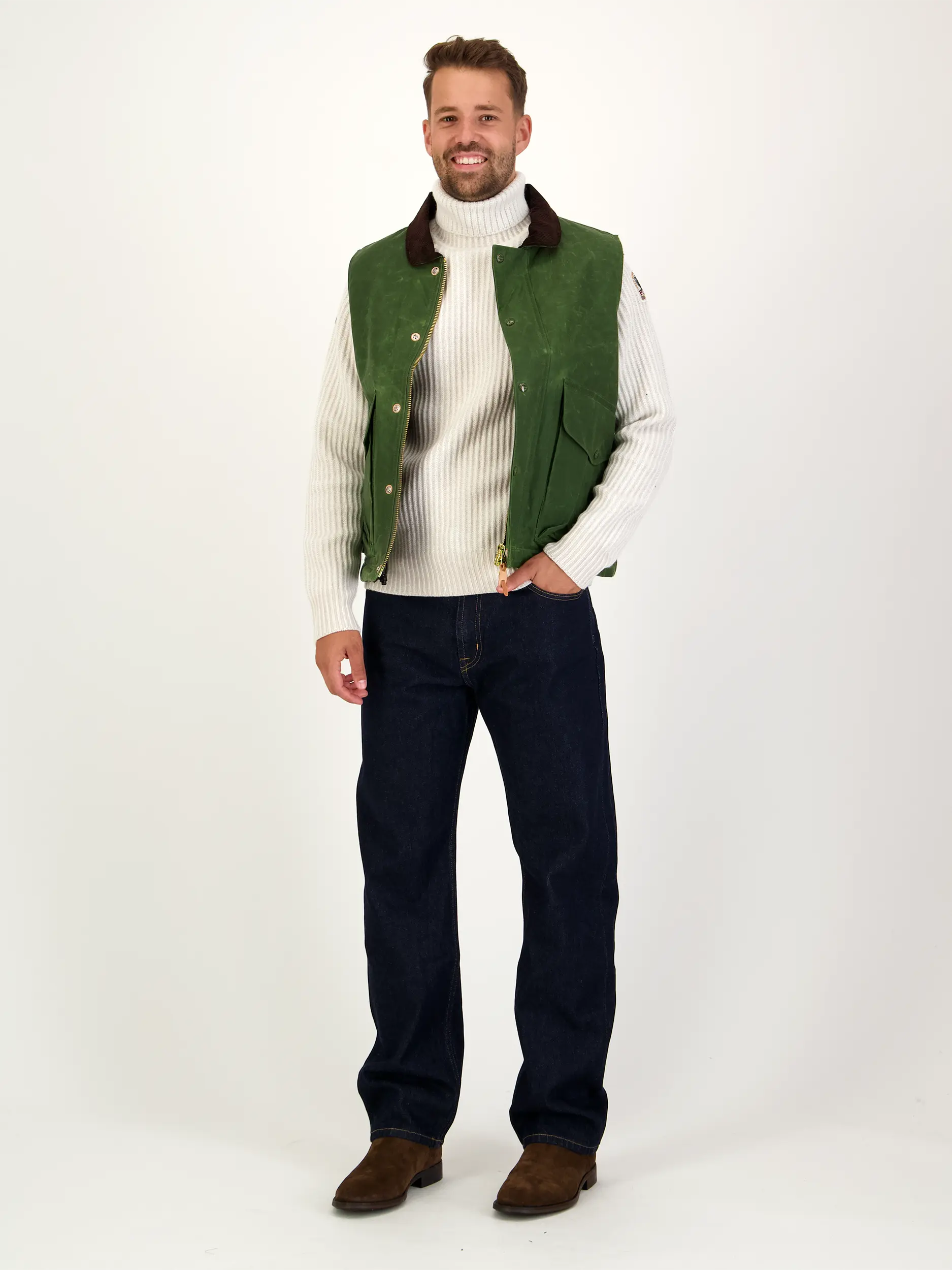Outdoorweste - Artikel Teil eines Outfits getragen von einem Modell - Farbe: Grün