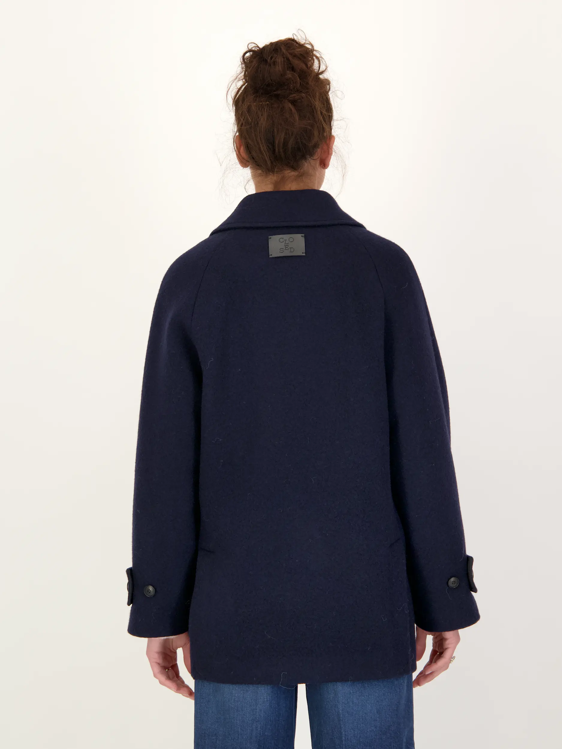 Cabanjacke aus Wolle - Artikel Rückseite getragen von einem Modell - Farbe: Blau