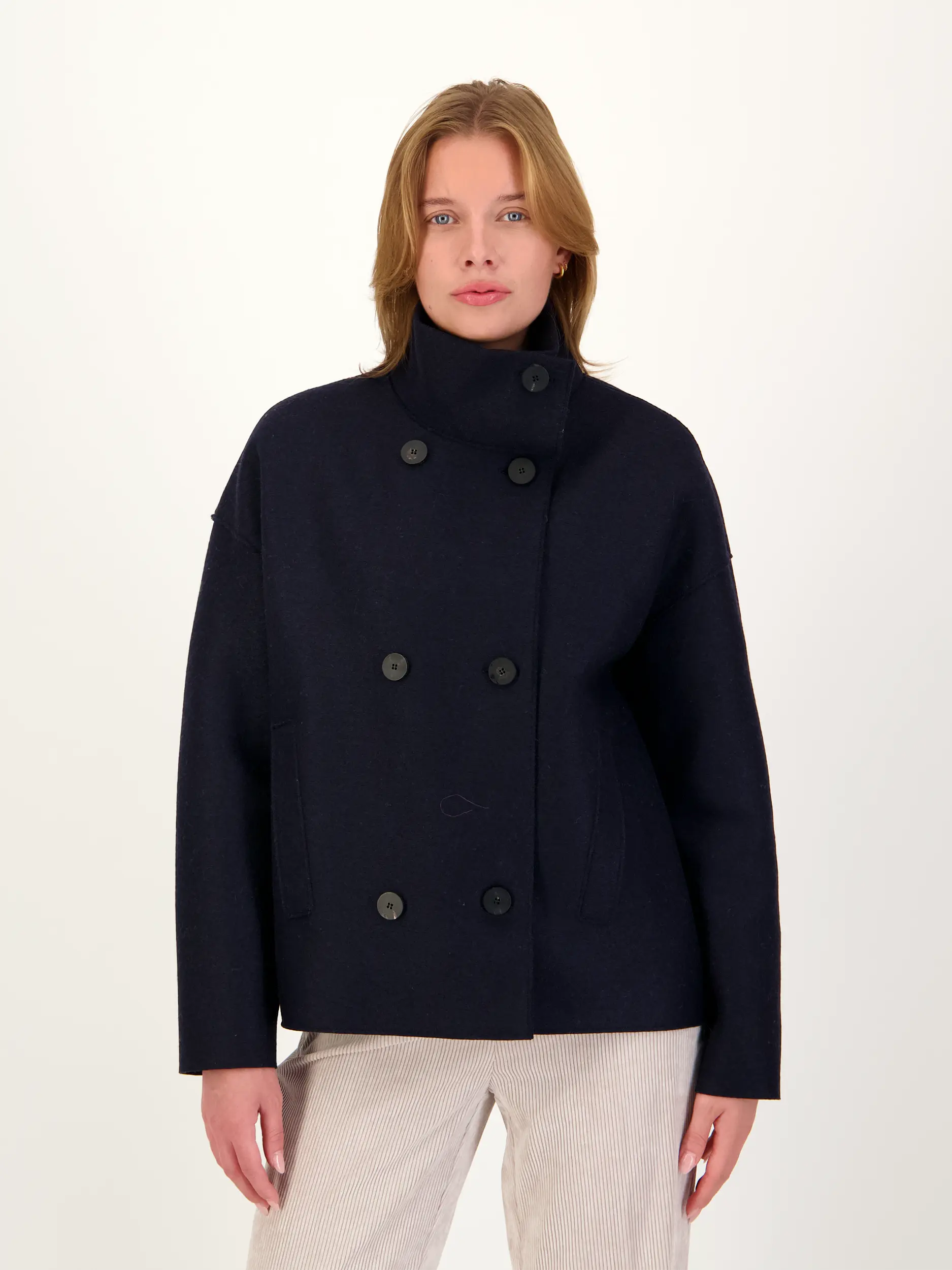Cabanjacke aus Wolle - Artikel Vorderseite getragen von einem Modell - Farbe: Blau