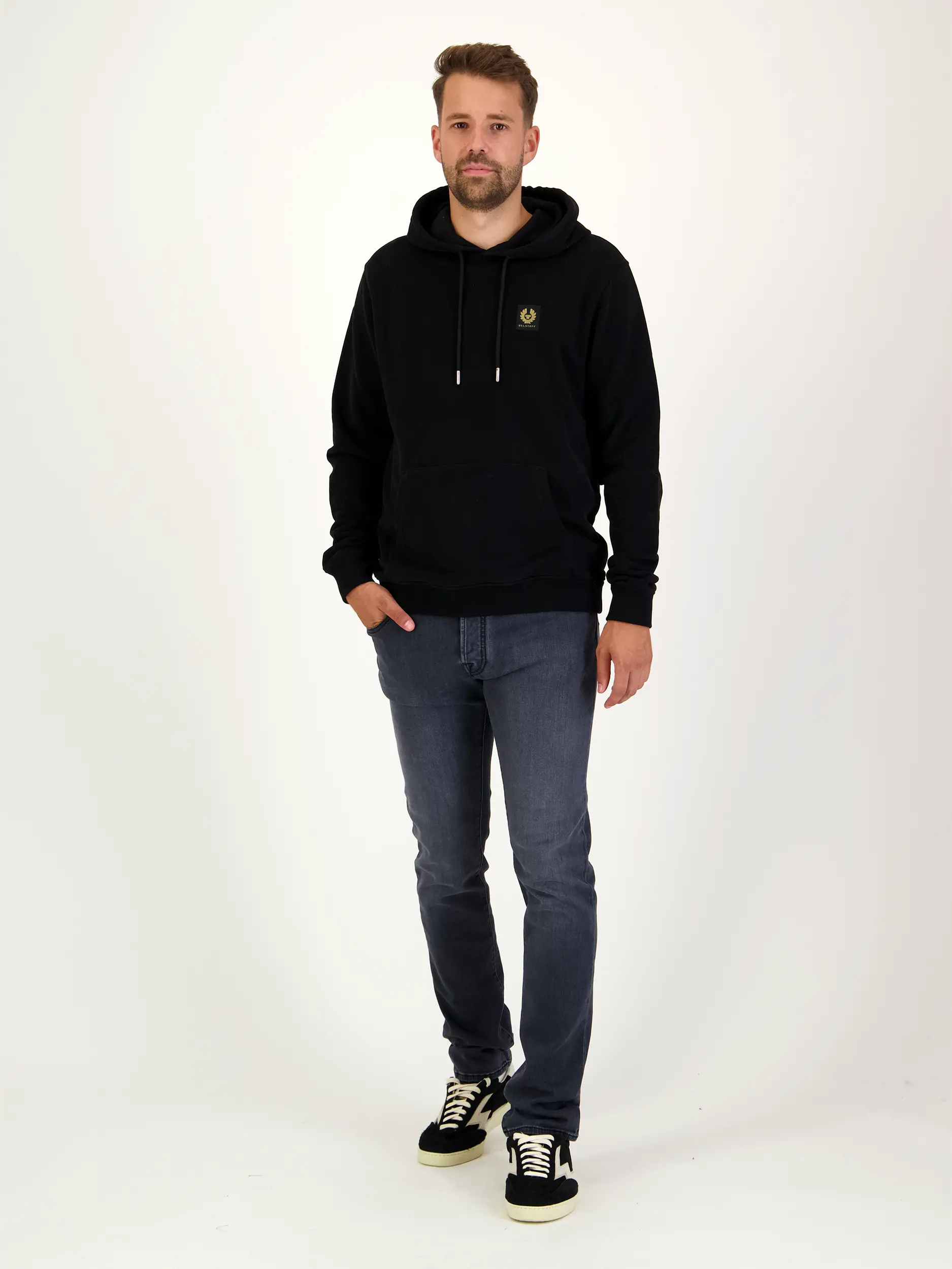 Mid Rise Slim Fit Jeans 'Bard' - Artikel Teil eines Outfits getragen von einem Modell - Farbe: Grau