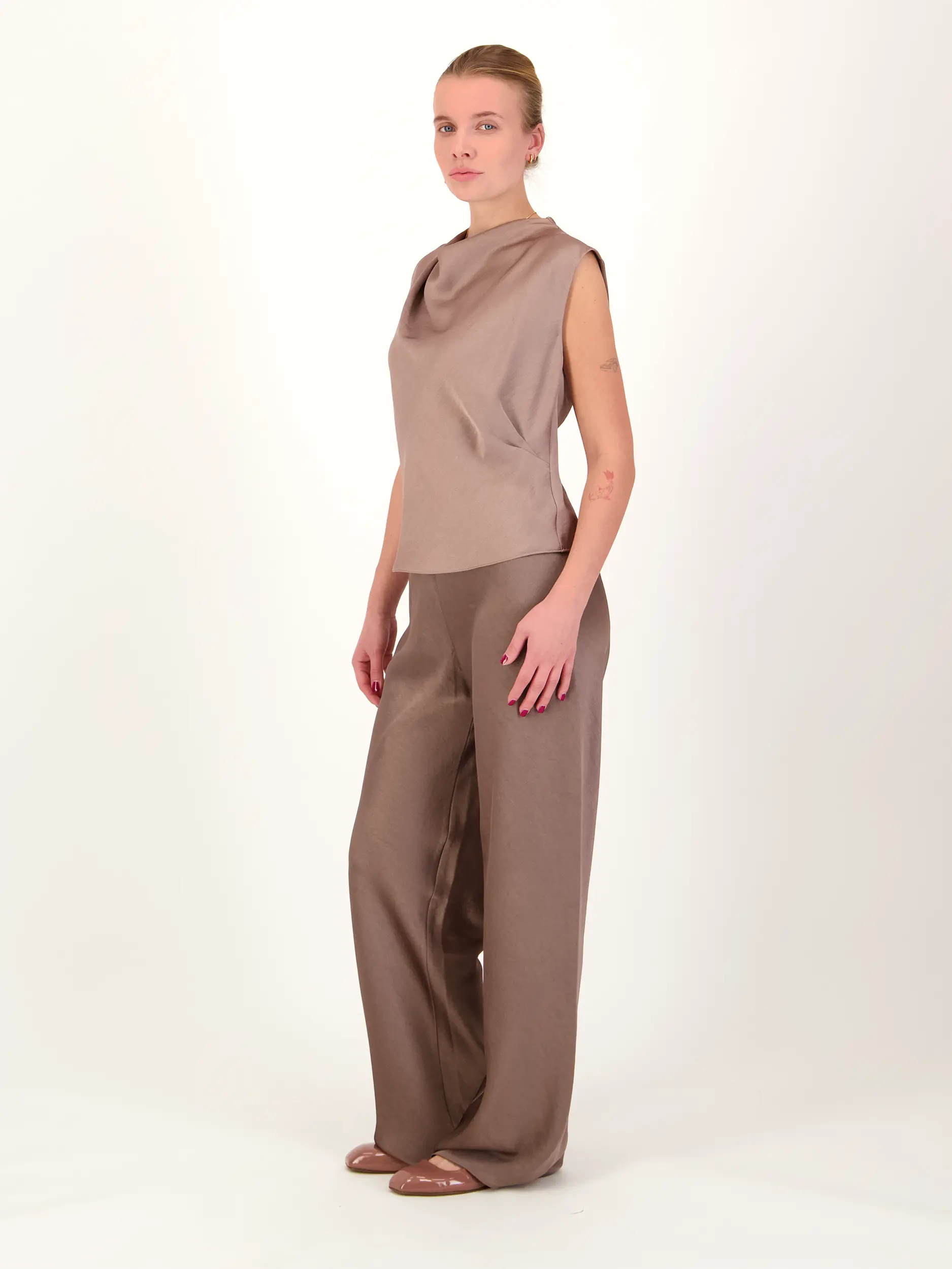 Satinbluse ärmellos - Artikel Teil eines Outfits getragen von einem Modell - Farbe: Rosa&Pink