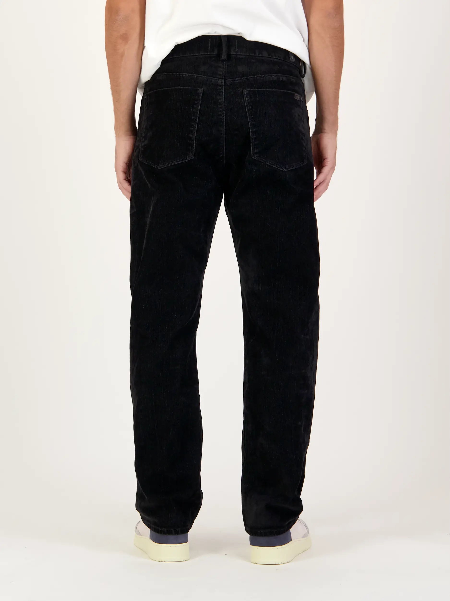 Mid Rise Straight Leg Jeans - Artikel Rückseite getragen von einem Modell - Farbe: Schwarz