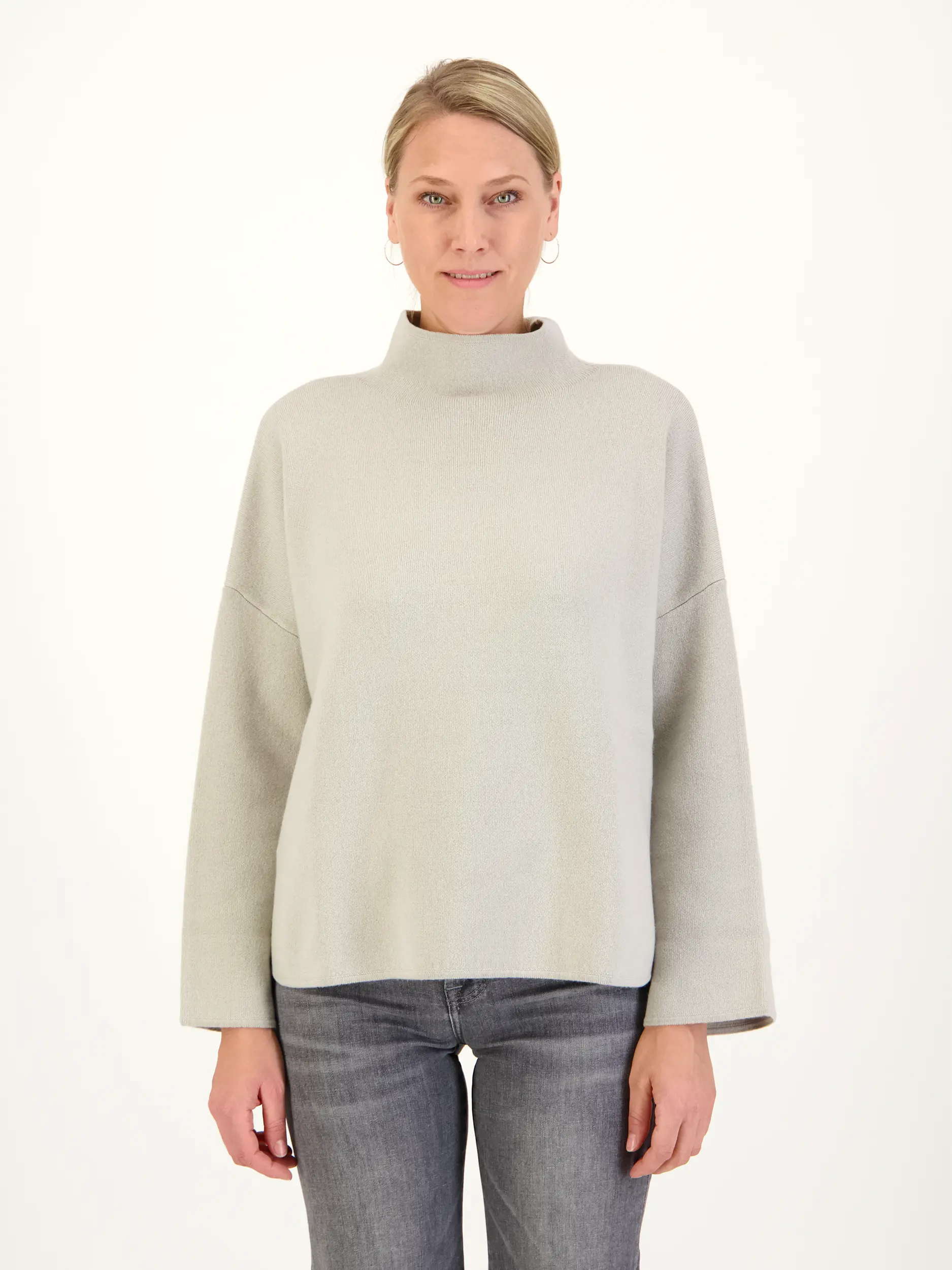 Pullover aus Wolle langarm - Artikel Vorderseite getragen von einem Modell - Farbe: Grau