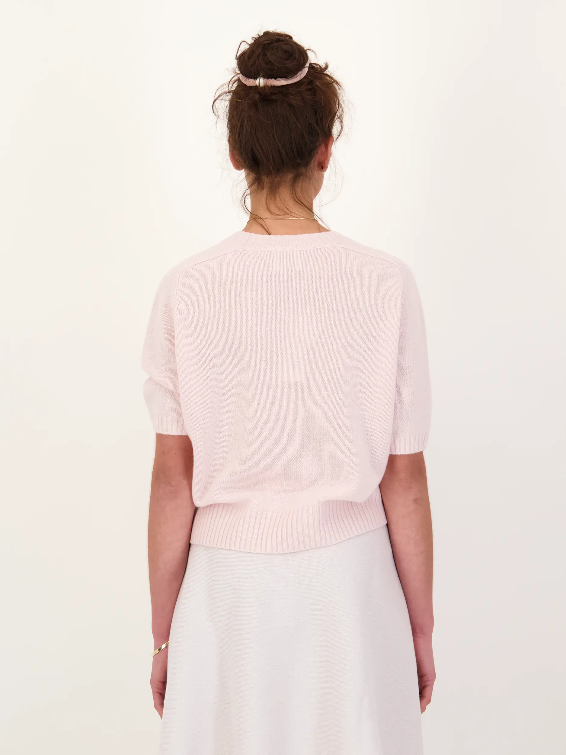 Pullover aus Kaschmir kurzarm - Artikel Rückseite getragen von einem Modell - Farbe: Rosa&Pink