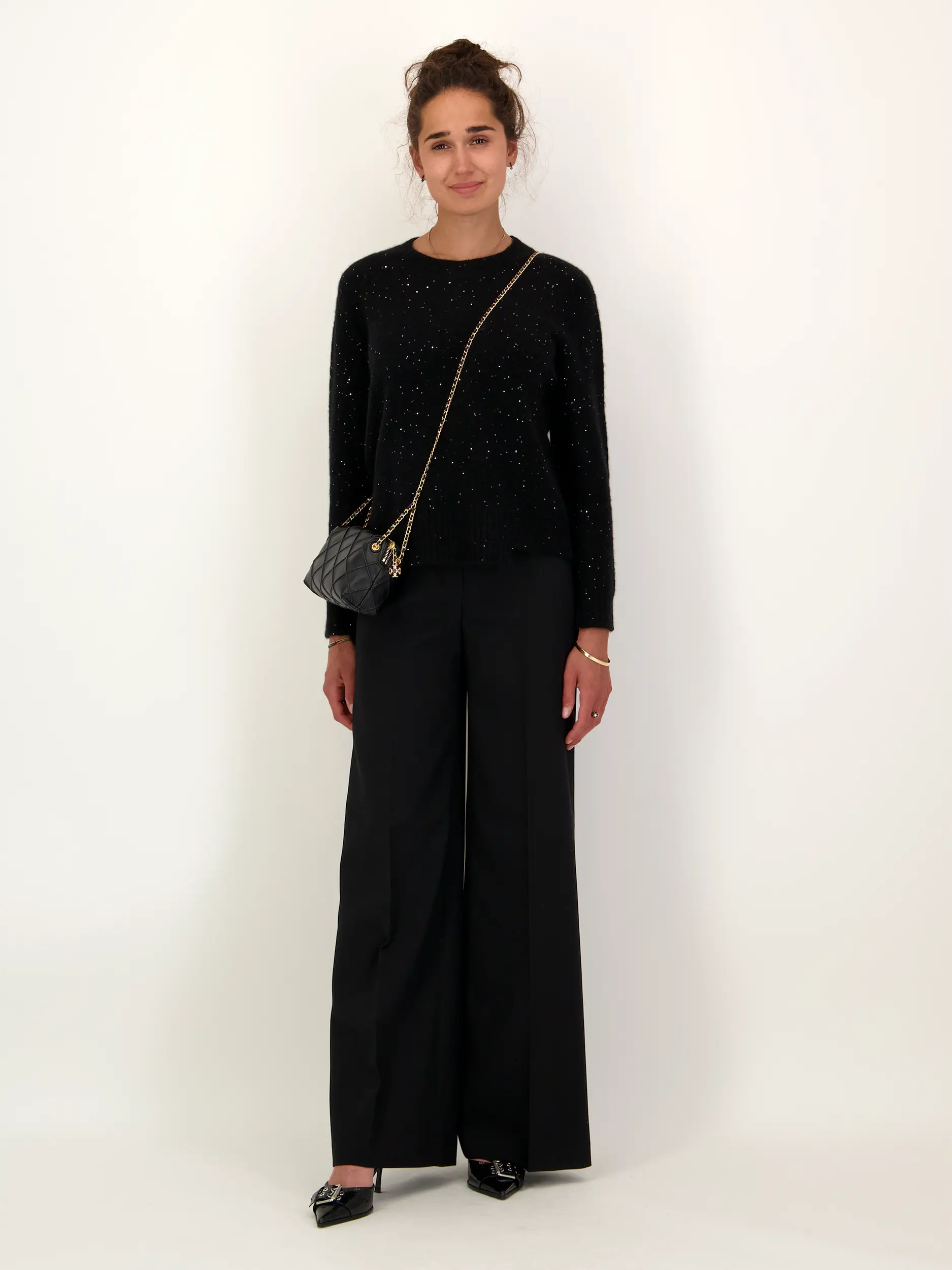 Bundfaltenhose 'Shiloh' - Artikel Teil eines Outfits getragen von einem Modell - Farbe: Schwarz
