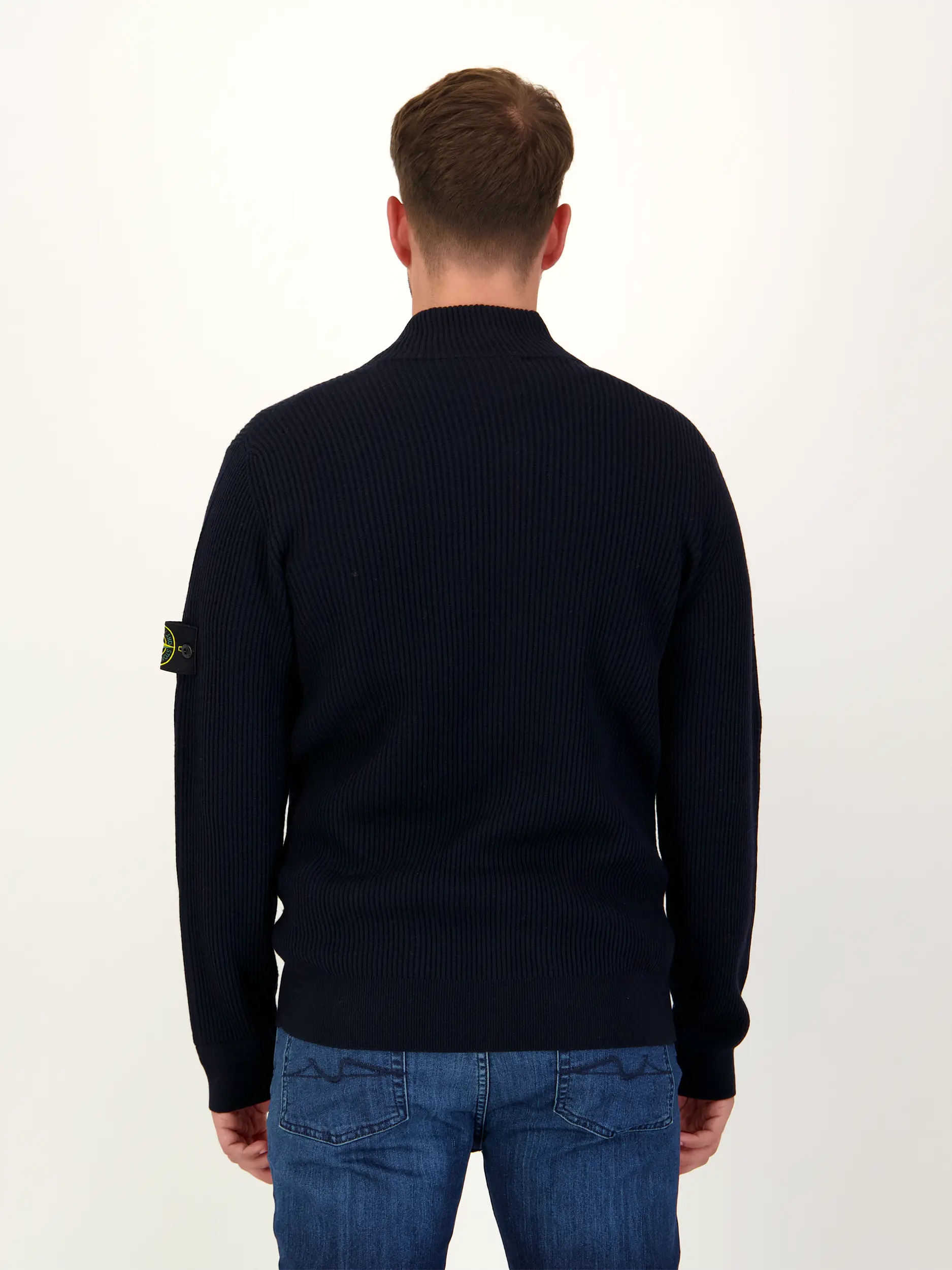 Strickjacke aus Schurwolle langarm - Artikel Rückseite getragen von einem Modell