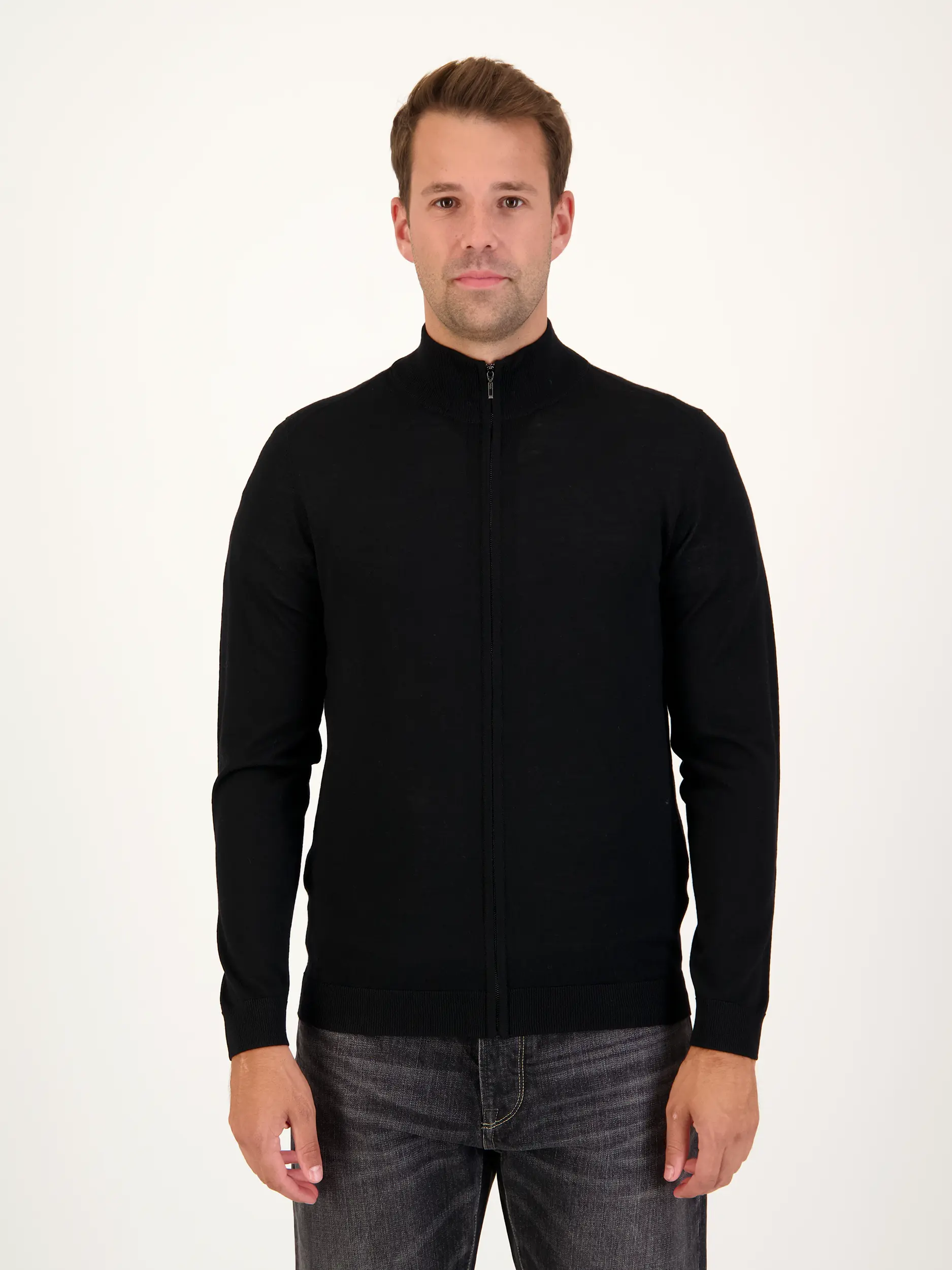 Strickjacke 'Capri' aus Merinowolle - Artikel Vorderseite getragen von einem Modell - Farbe: Schwarz