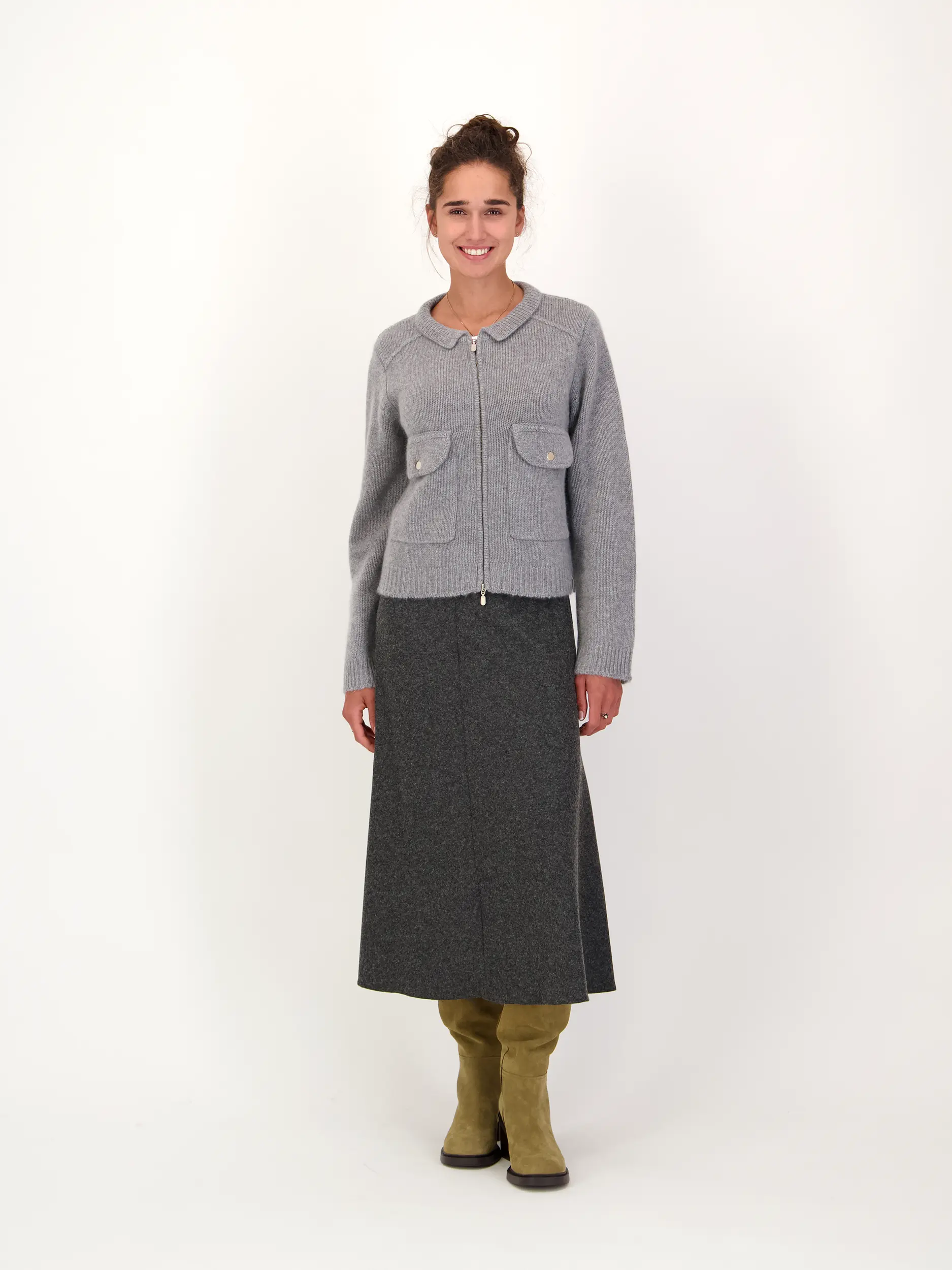 Strickjacke aus Kaschmir - Artikel Teil eines Outfits getragen von einem Modell - Farbe: Grau