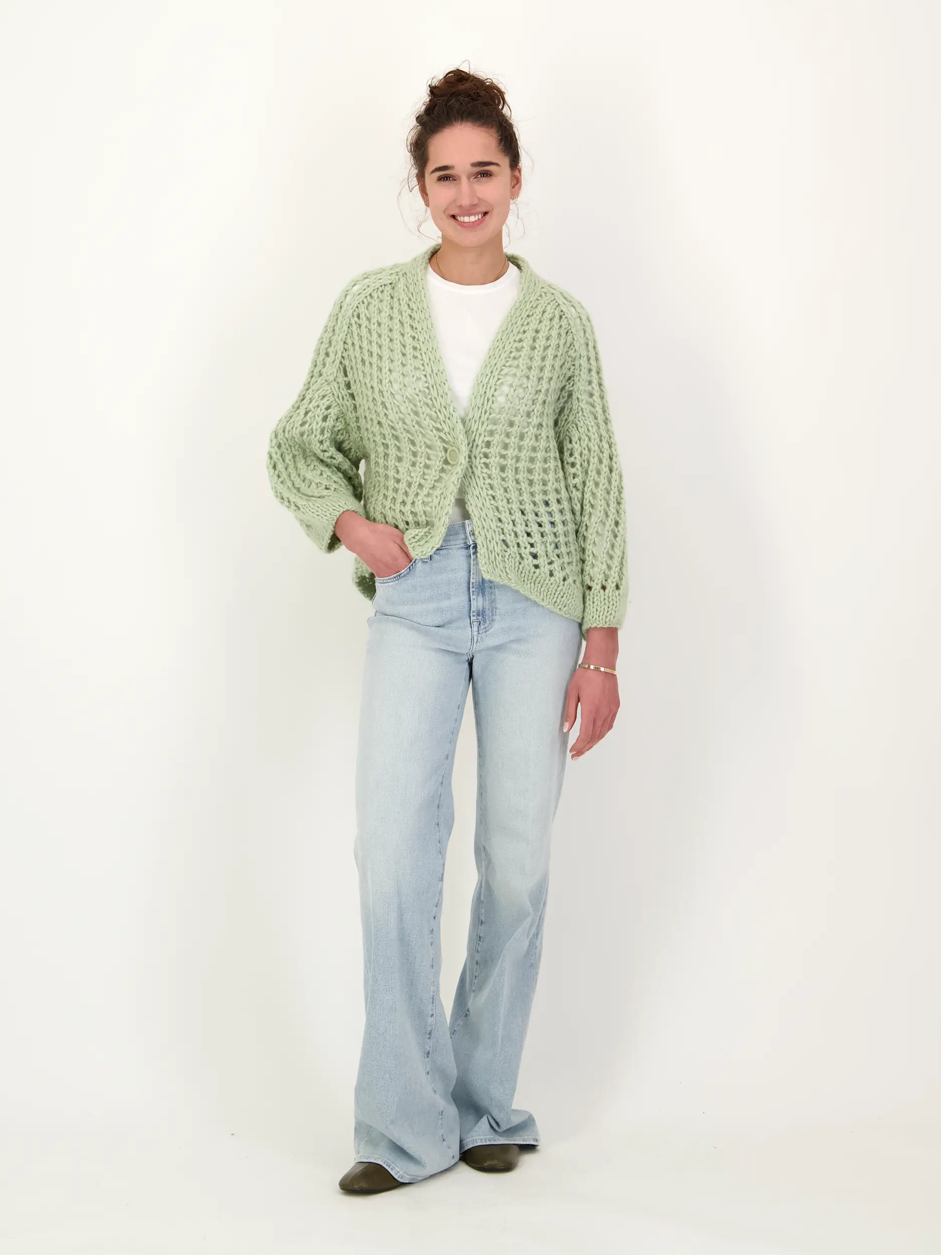 Strickjacke 'Ivenya' - Artikel Teil eines Outfits getragen von einem Modell - Farbe: Grün