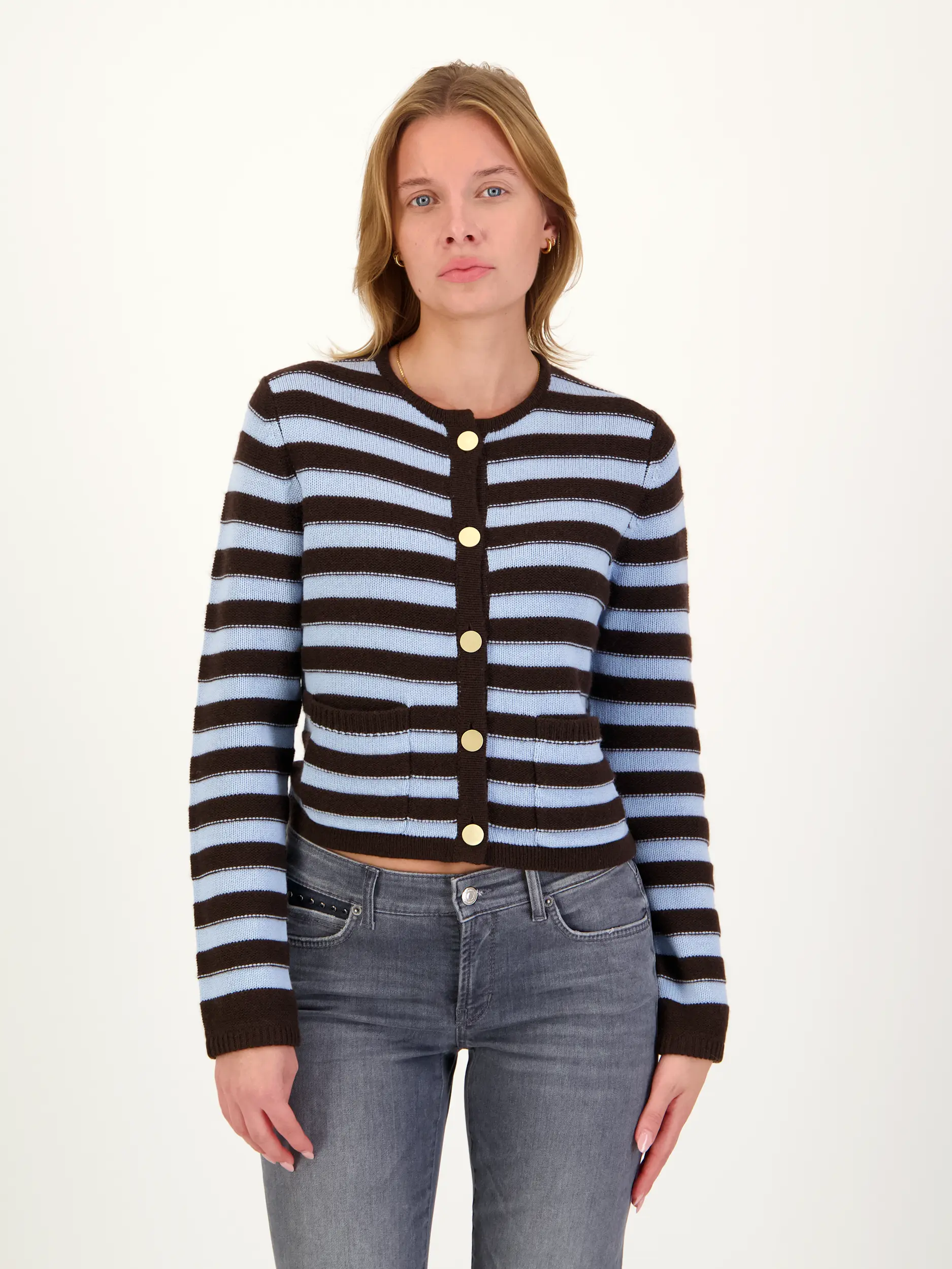 Gestreifte Strickjacke aus Wolle - Artikel Vorderseite getragen von einem Modell