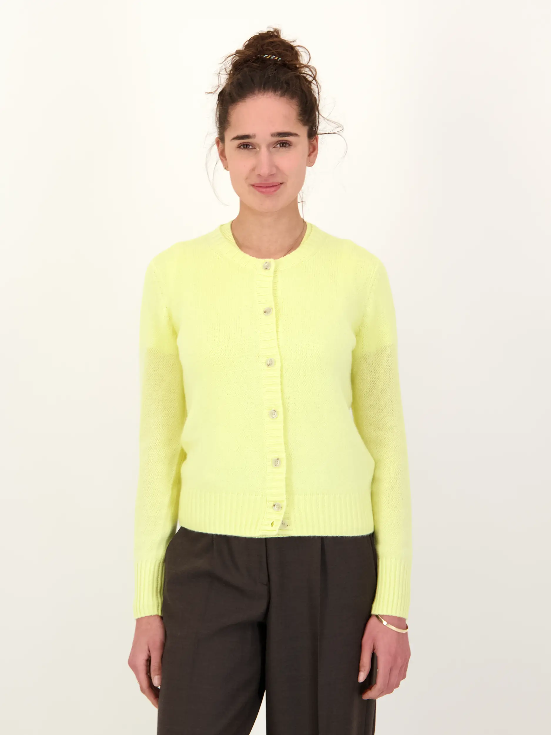 Strickjacke aus Kaschmir  - Artikel Vorderseite getragen von einem Modell - Farbe: Gelb