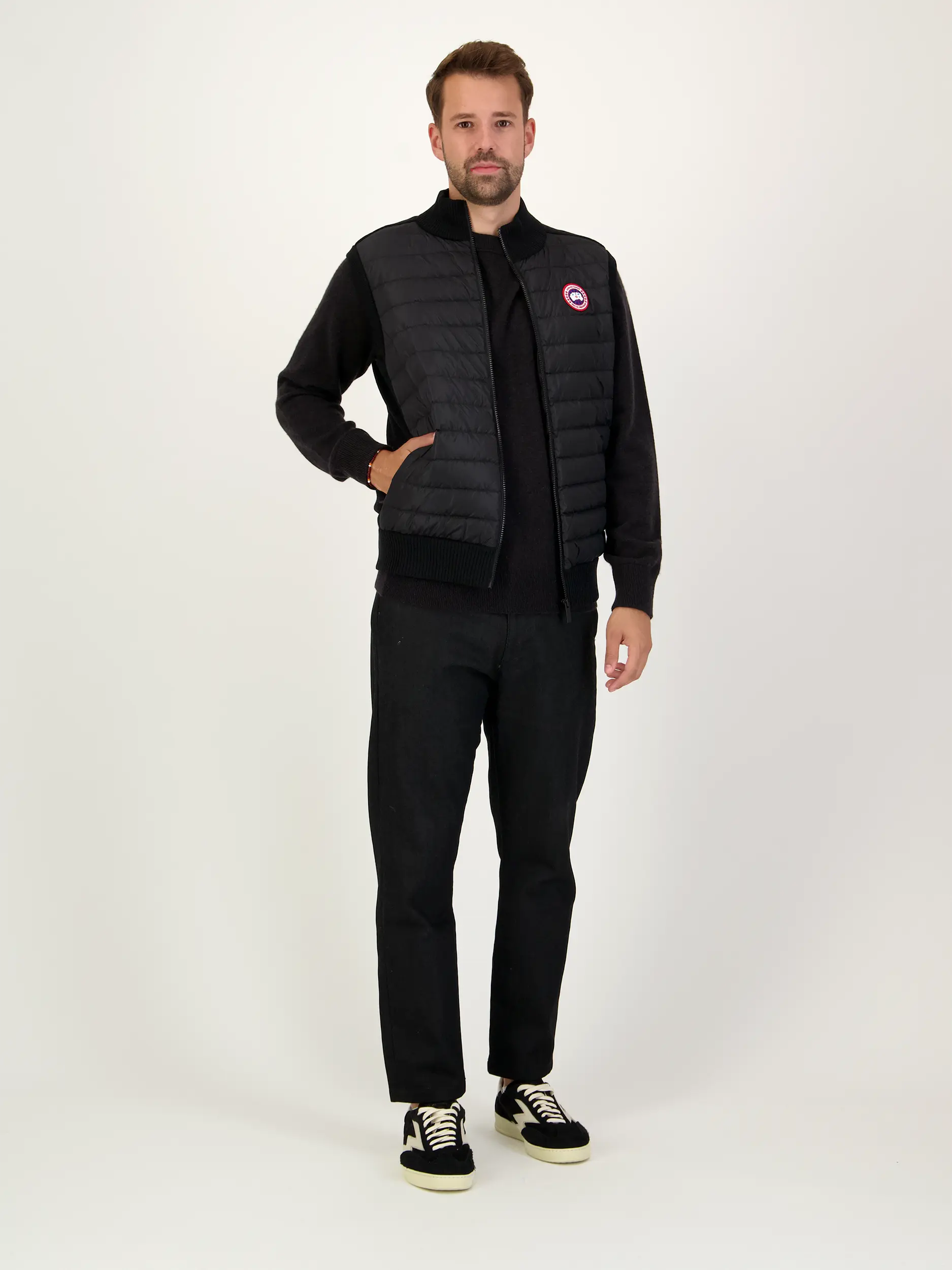 Pullover aus Kaschmir langarm - Artikel Teil eines Outfits getragen von einem Modell - Farbe: Braun