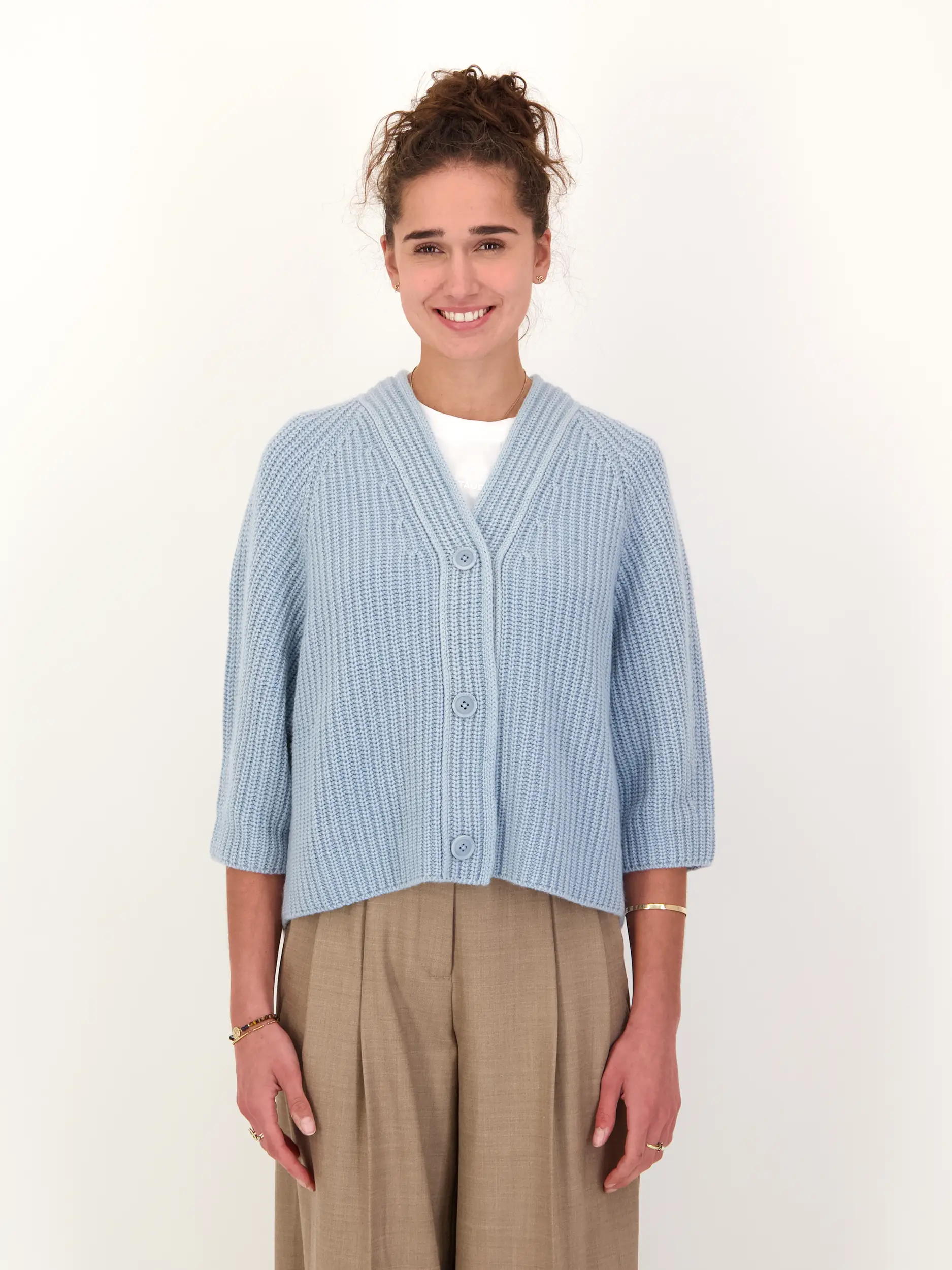 Strickjacke 'Fallou' aus Kaschmir - Artikel Vorderseite getragen von einem Modell - Farbe: Blau