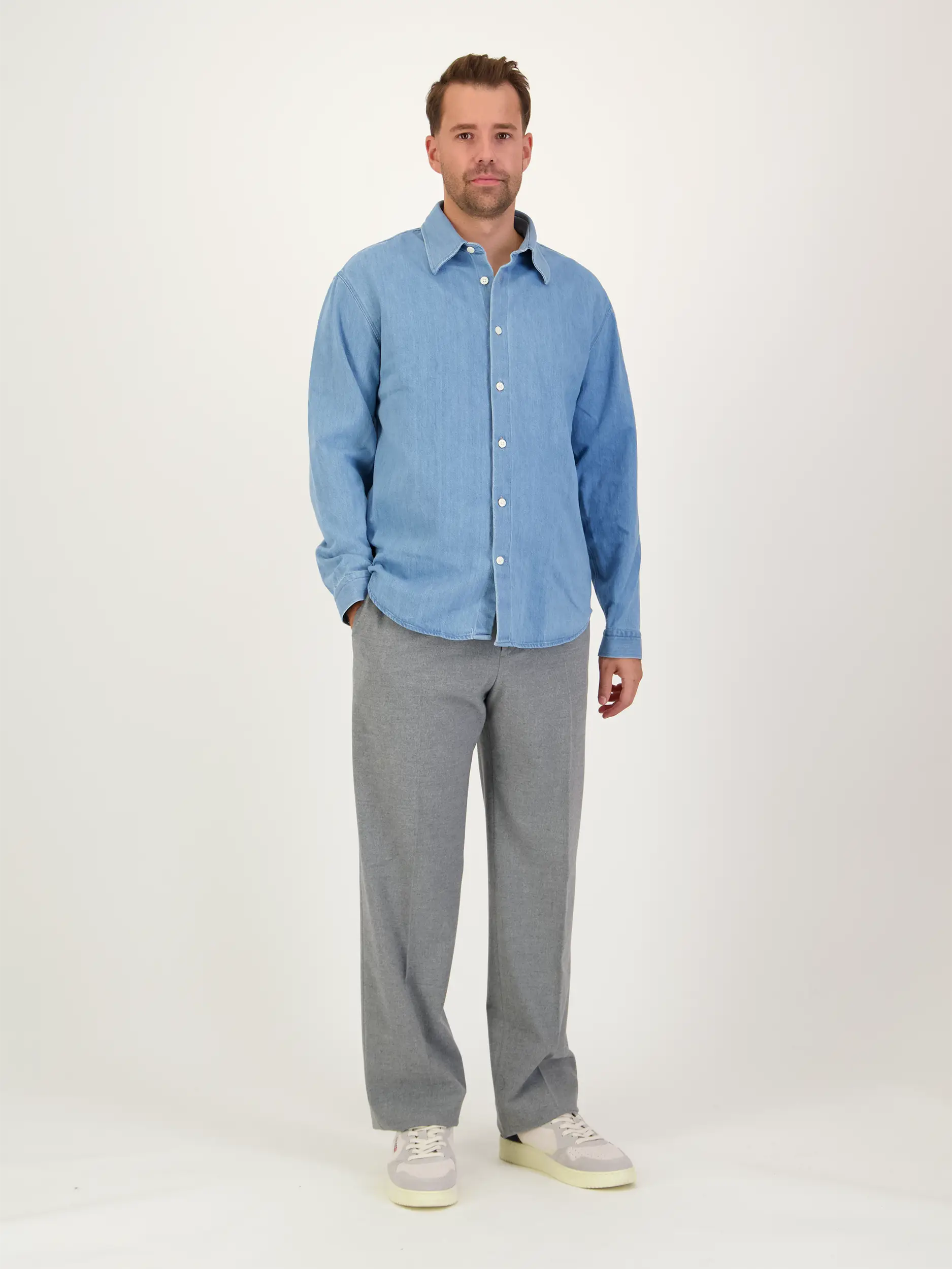 Hemd 'Casper' mit Kentkragen langarm - Artikel Teil eines Outfits getragen von einem Modell - Farbe: Blau