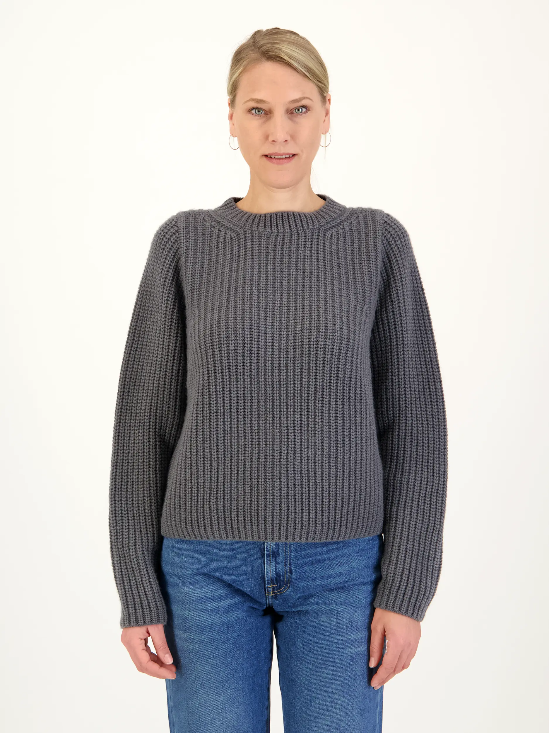 Pullover 'Adele' aus Kaschmir - Artikel Vorderseite getragen von einem Modell - Farbe: Grau