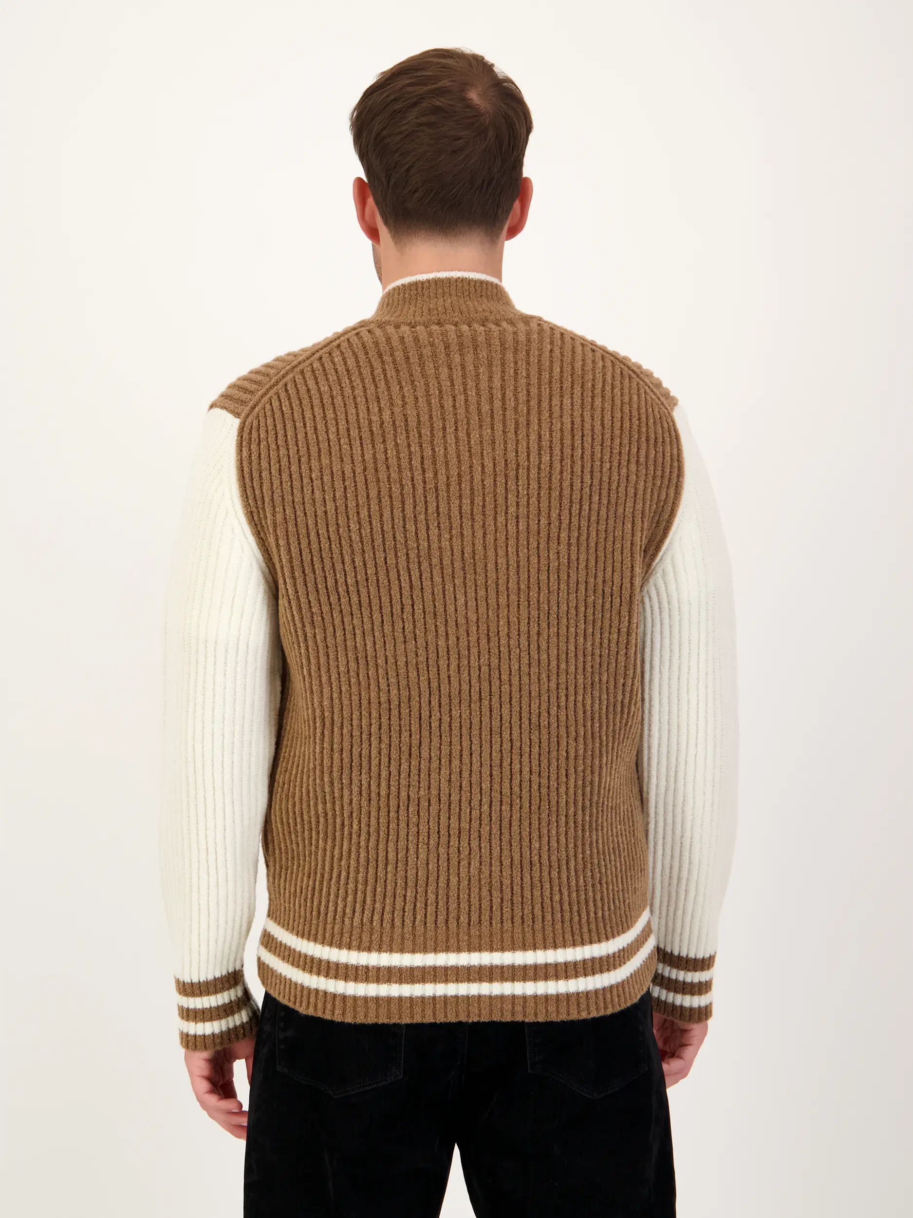 Strickjacke aus Woll-Mix - Artikel Rückseite getragen von einem Modell - Farbe: Braun