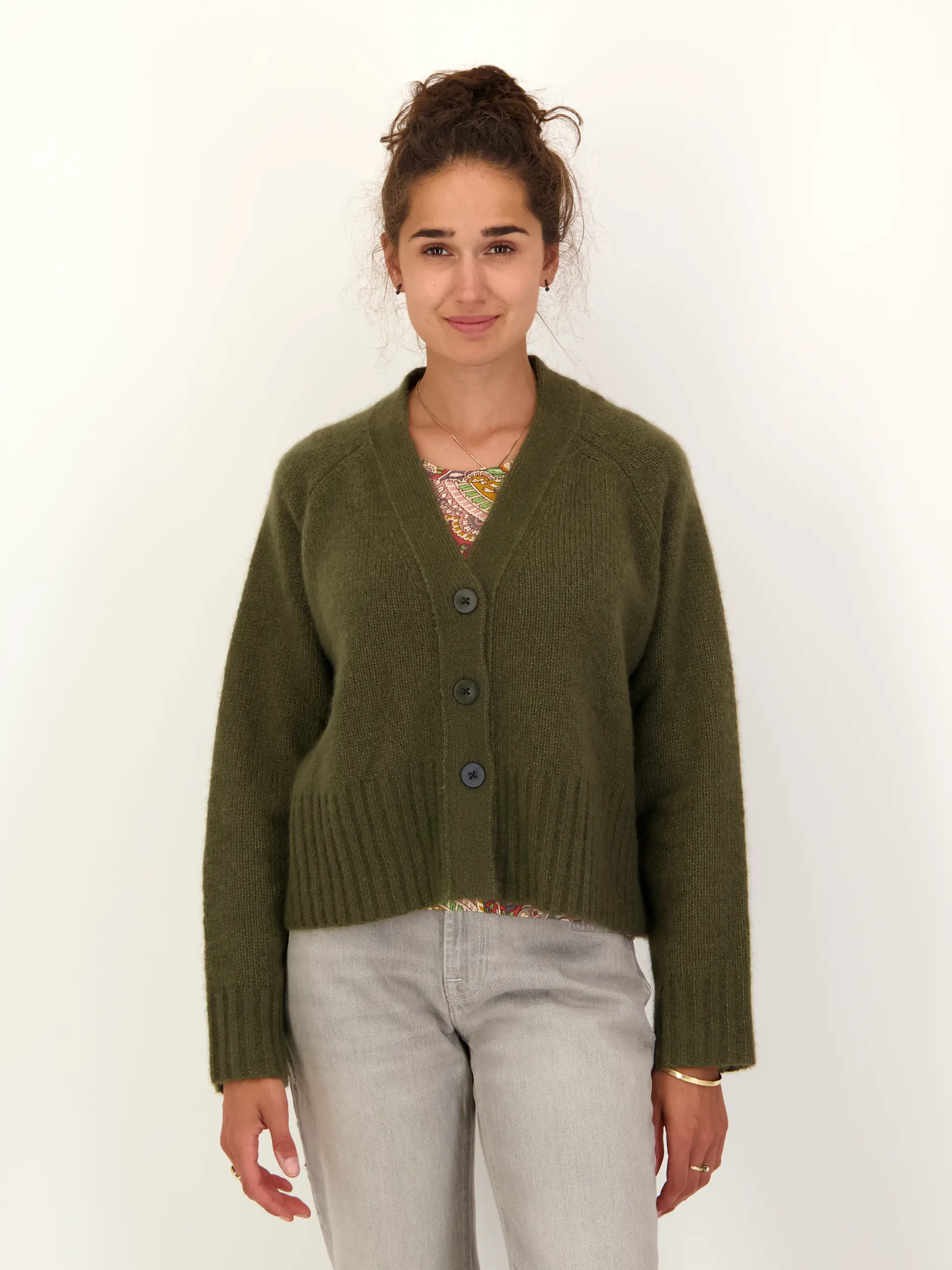 Strickjacke 'Austell' aus Kaschmir - Artikel Vorderseite getragen von einem Modell