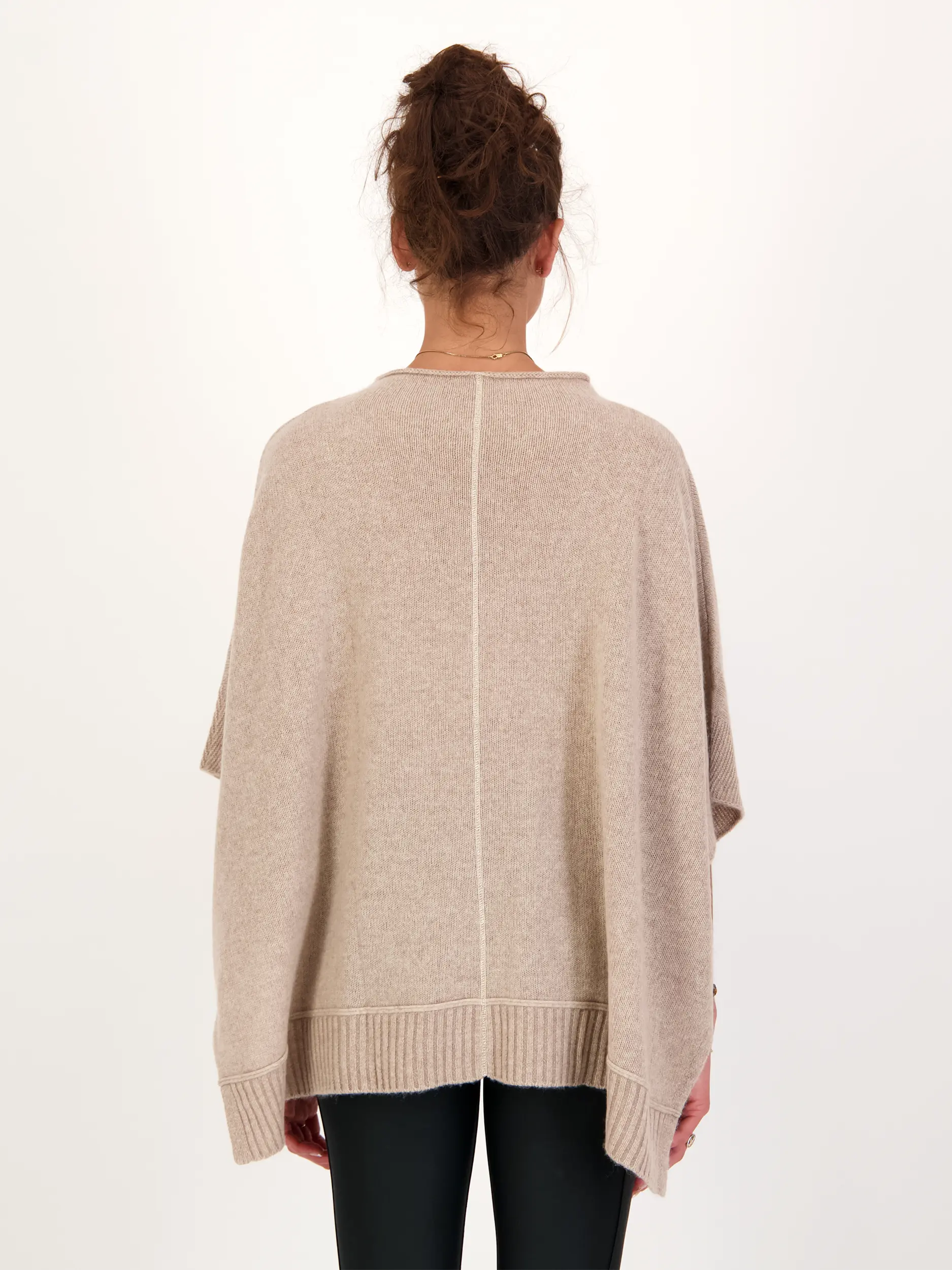 Cape aus Kaschmir - Artikel Rückseite getragen von einem Modell - Farbe: Beige