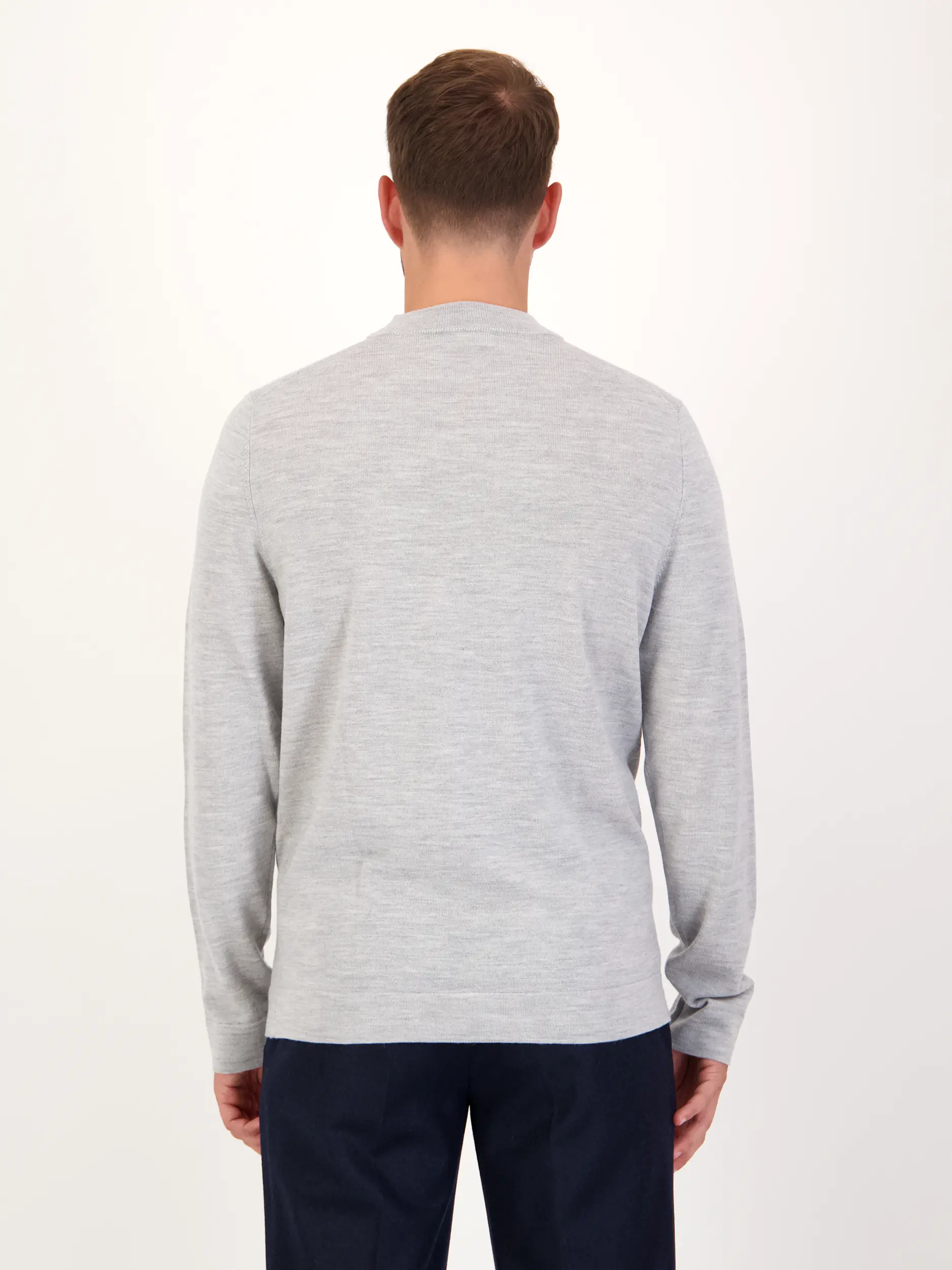 Pullover 'Arwon' aus Schurwolle langarm - Artikel Rückseite getragen von einem Modell - Farbe: Grau