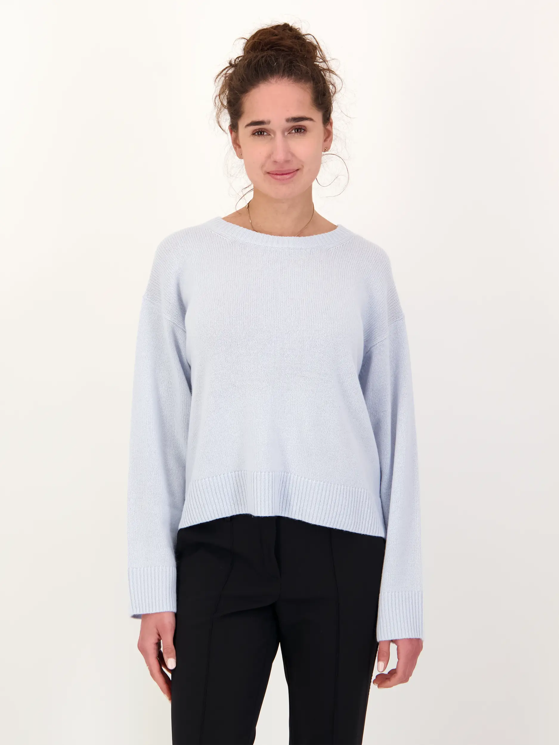 Pullover aus Kaschmir langarm - Artikel Vorderseite getragen von einem Modell - Farbe: Blau