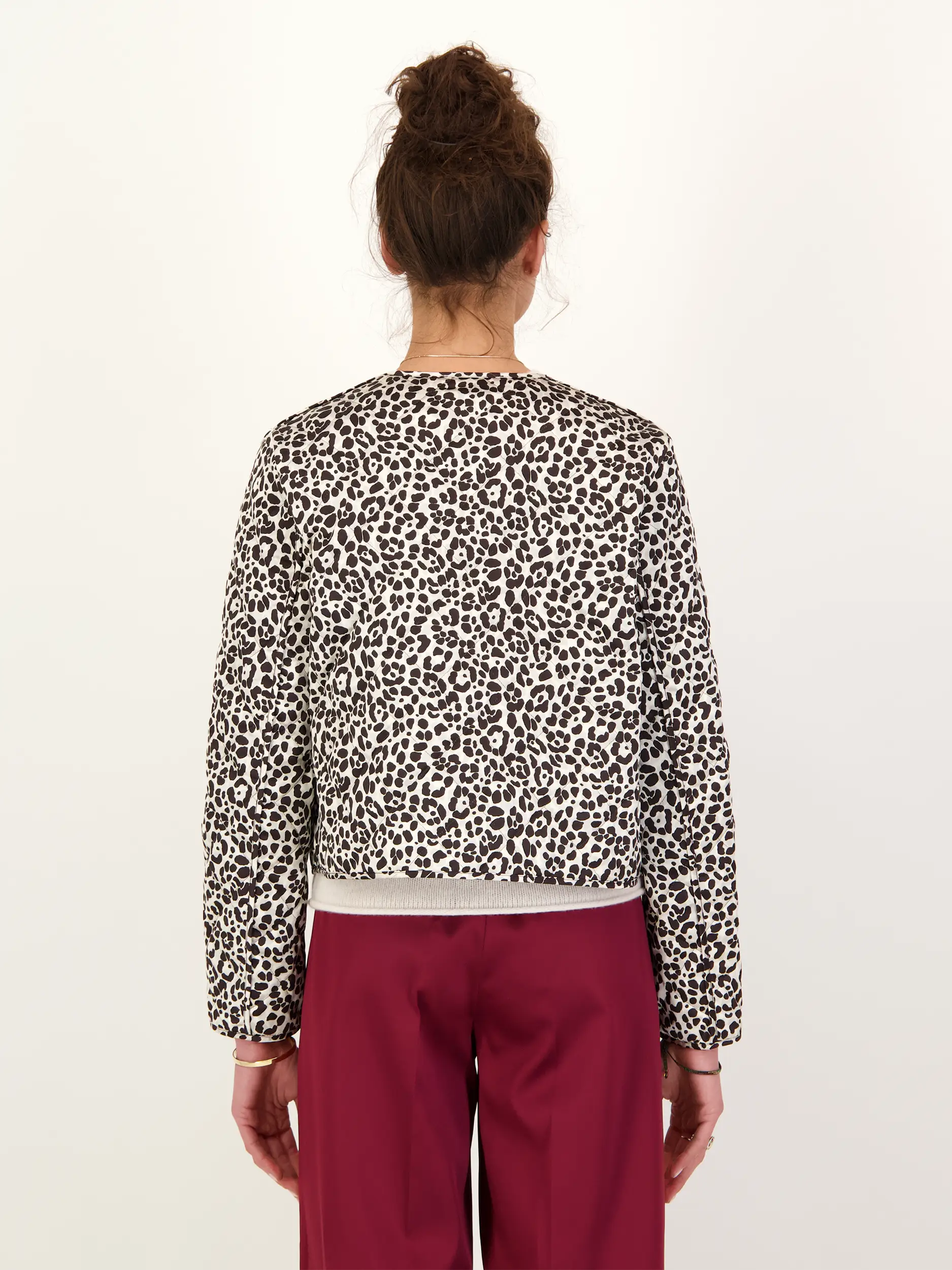 Gemusterte Steppjacke  - Artikel Rückseite getragen von einem Modell - Farbe: Braun