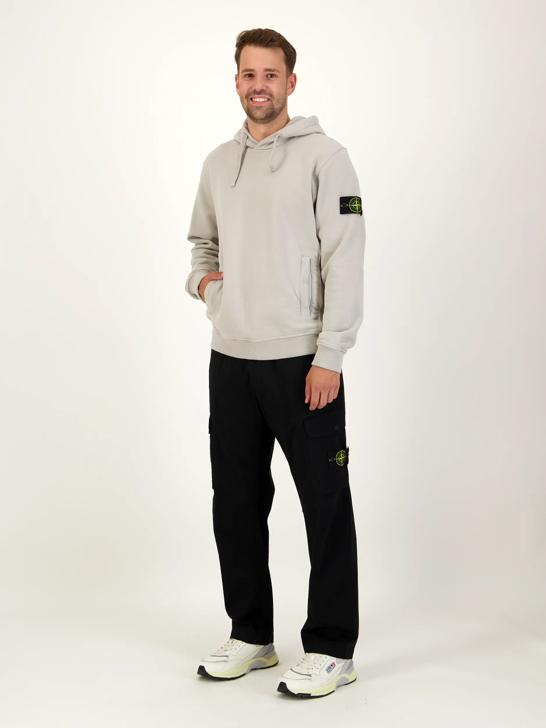 Sweatshirt - Artikel Teil eines Outfits getragen von einem Modell